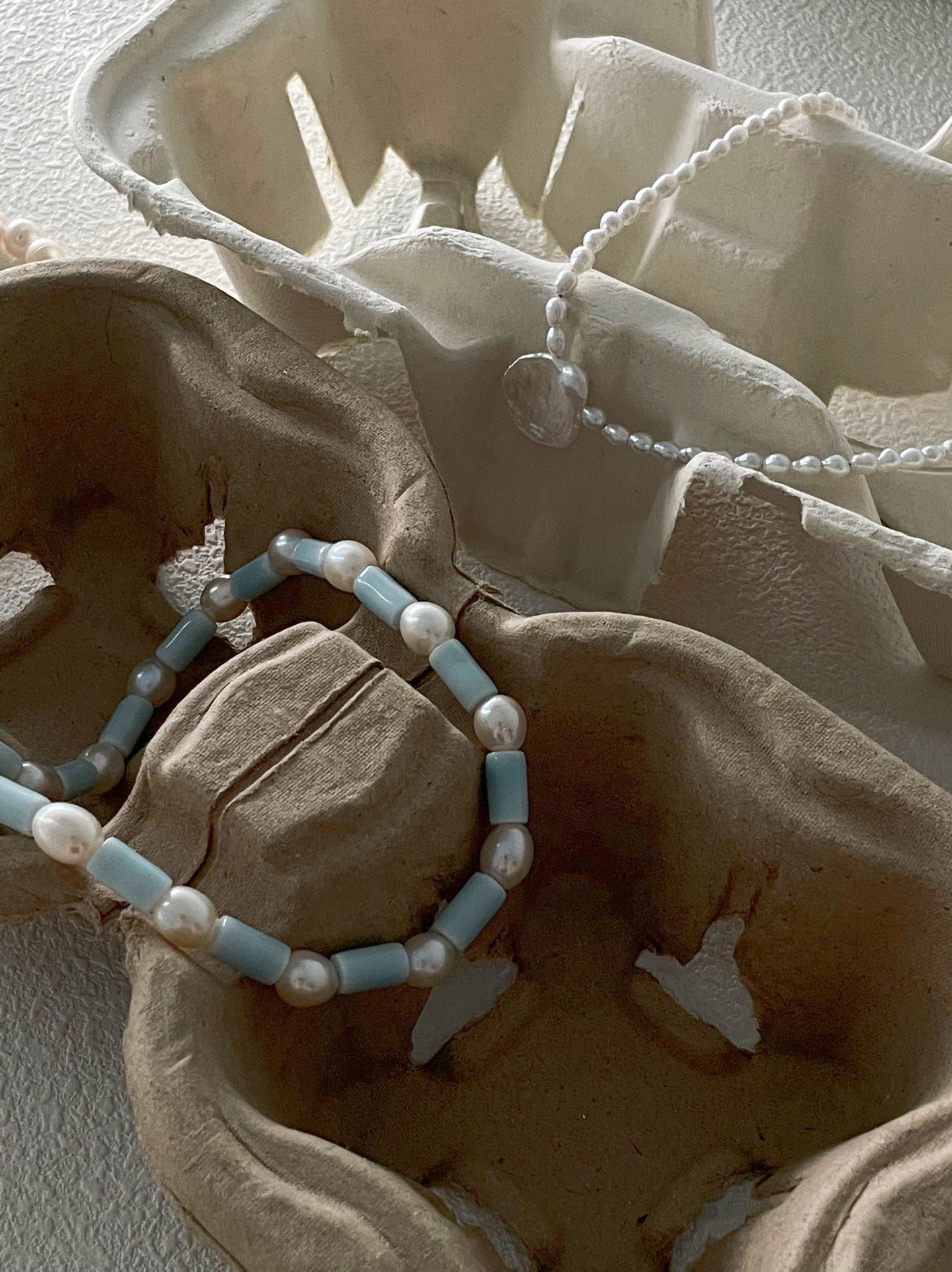 Collana di perle barocche con pietre blu