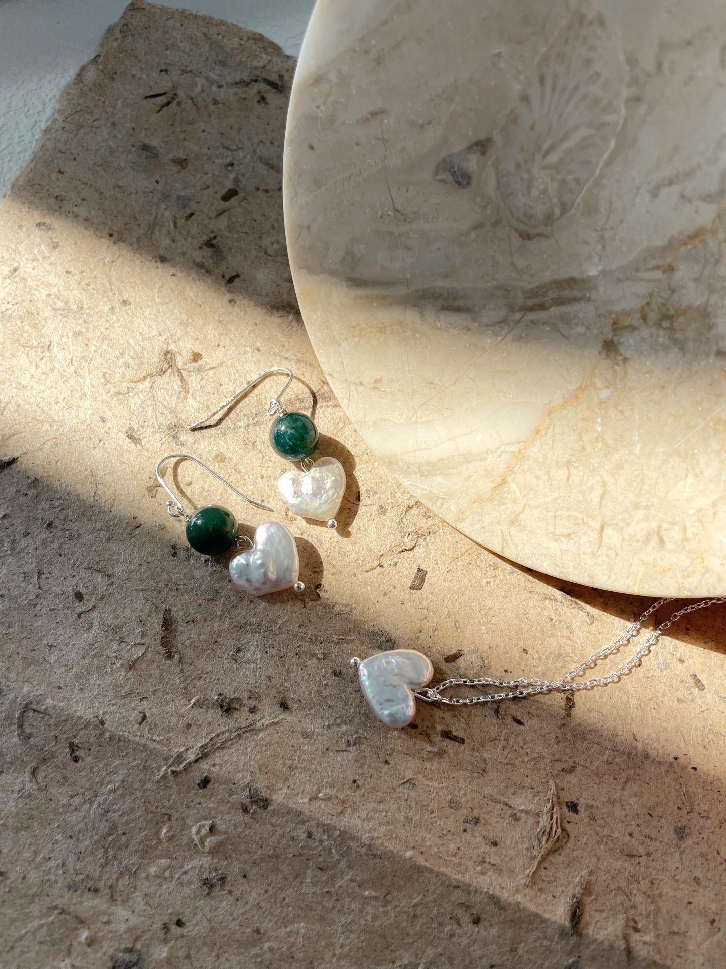 Orecchini con perle barocche cuore e agata verde