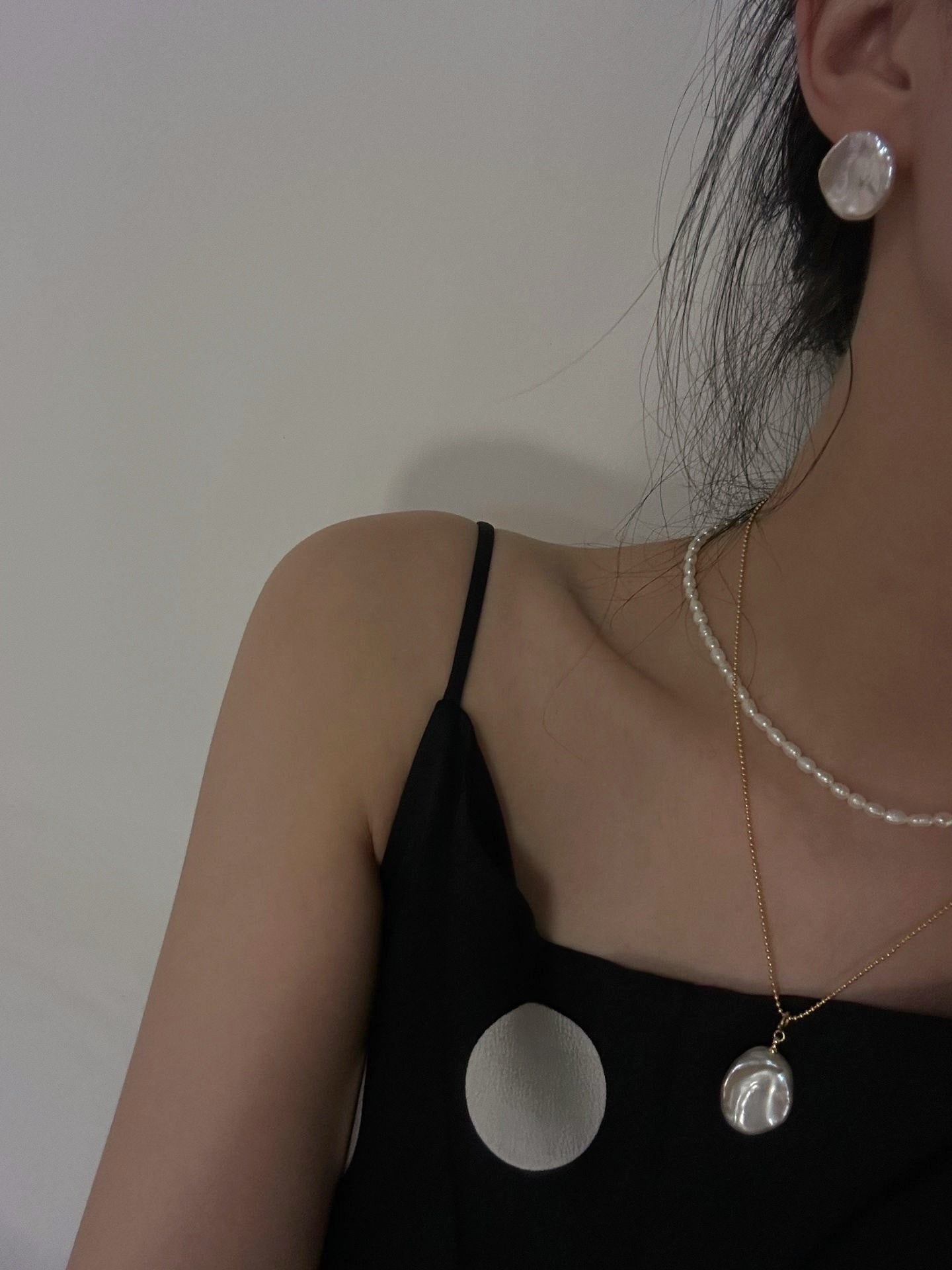 Orecchini con perle barocche di petali