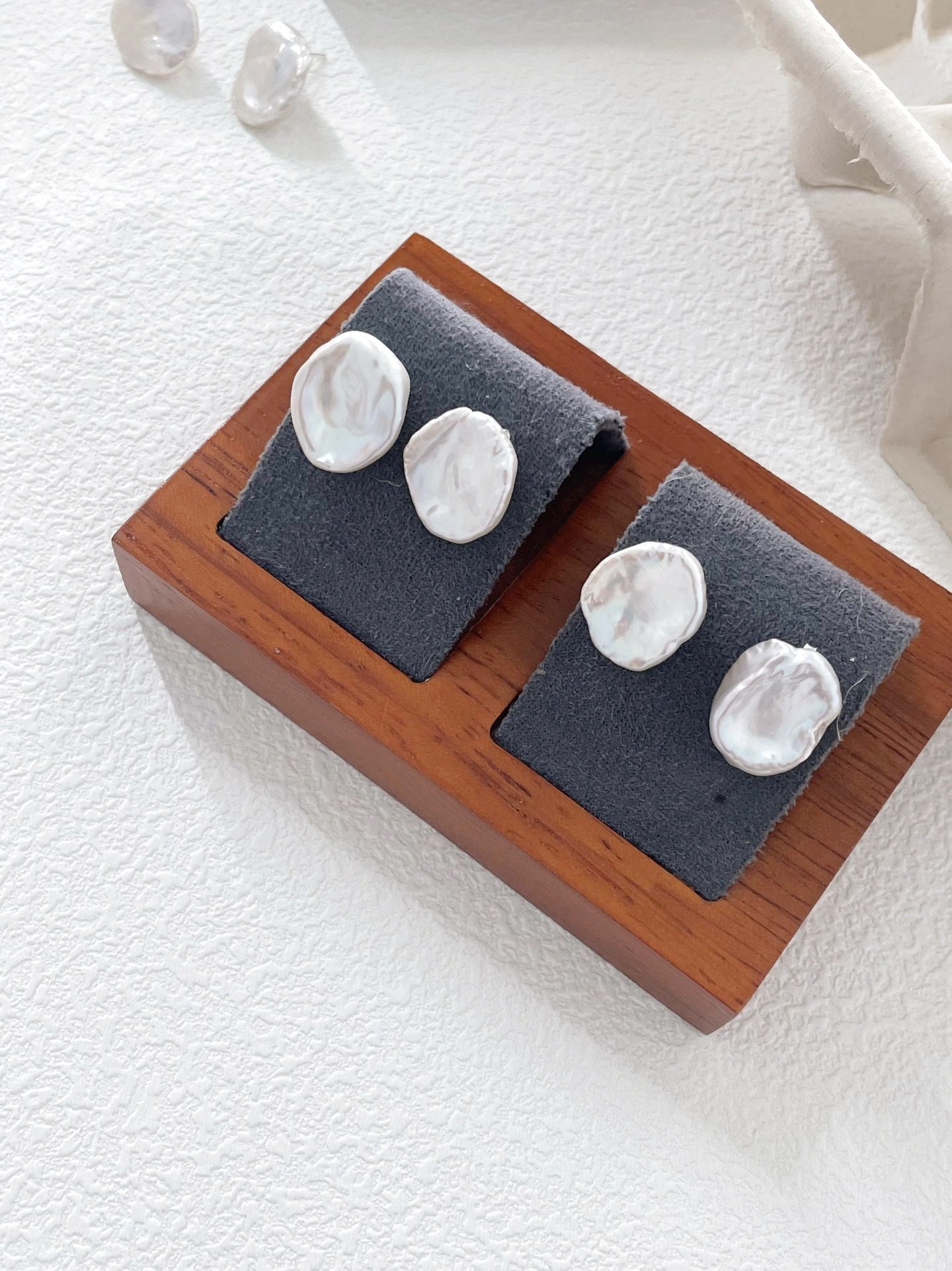Orecchini con perle barocche di petali