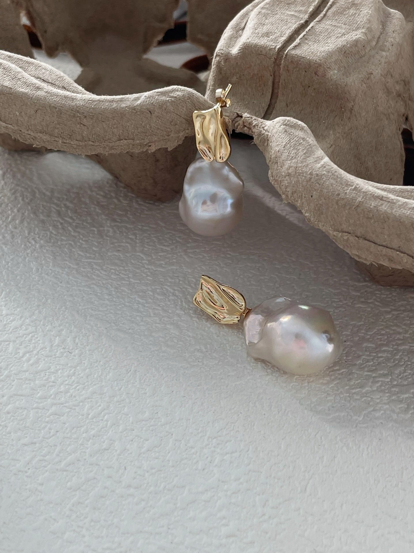 Orecchini con perle barocche e oro placcato