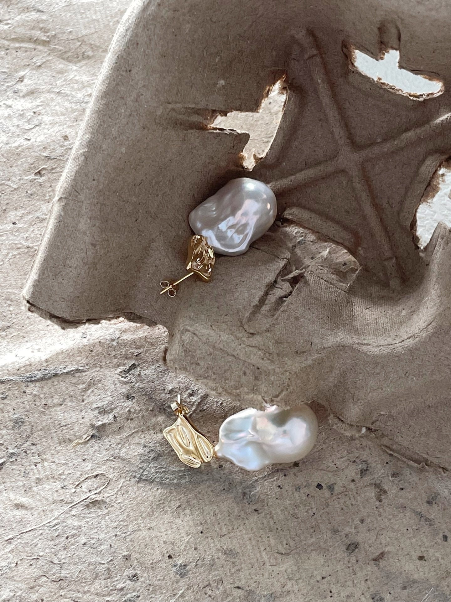 Orecchini con perle barocche e oro placcato