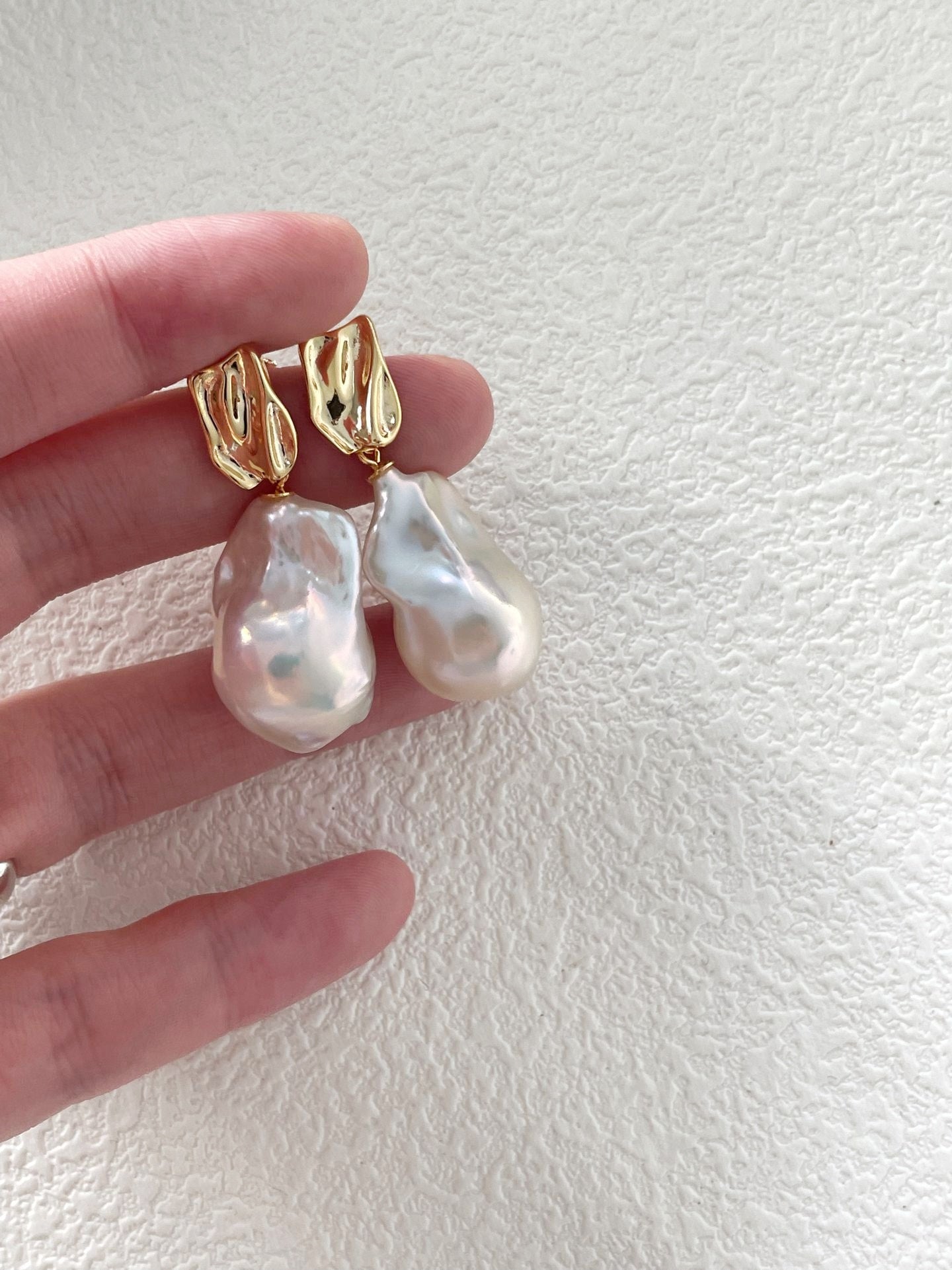 Orecchini con perle barocche e oro placcato