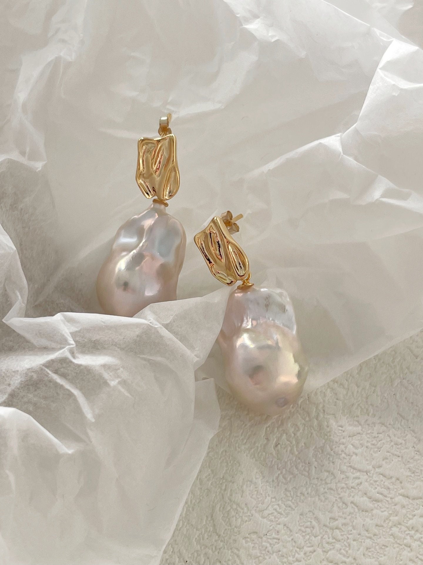 Orecchini con perle barocche e oro placcato