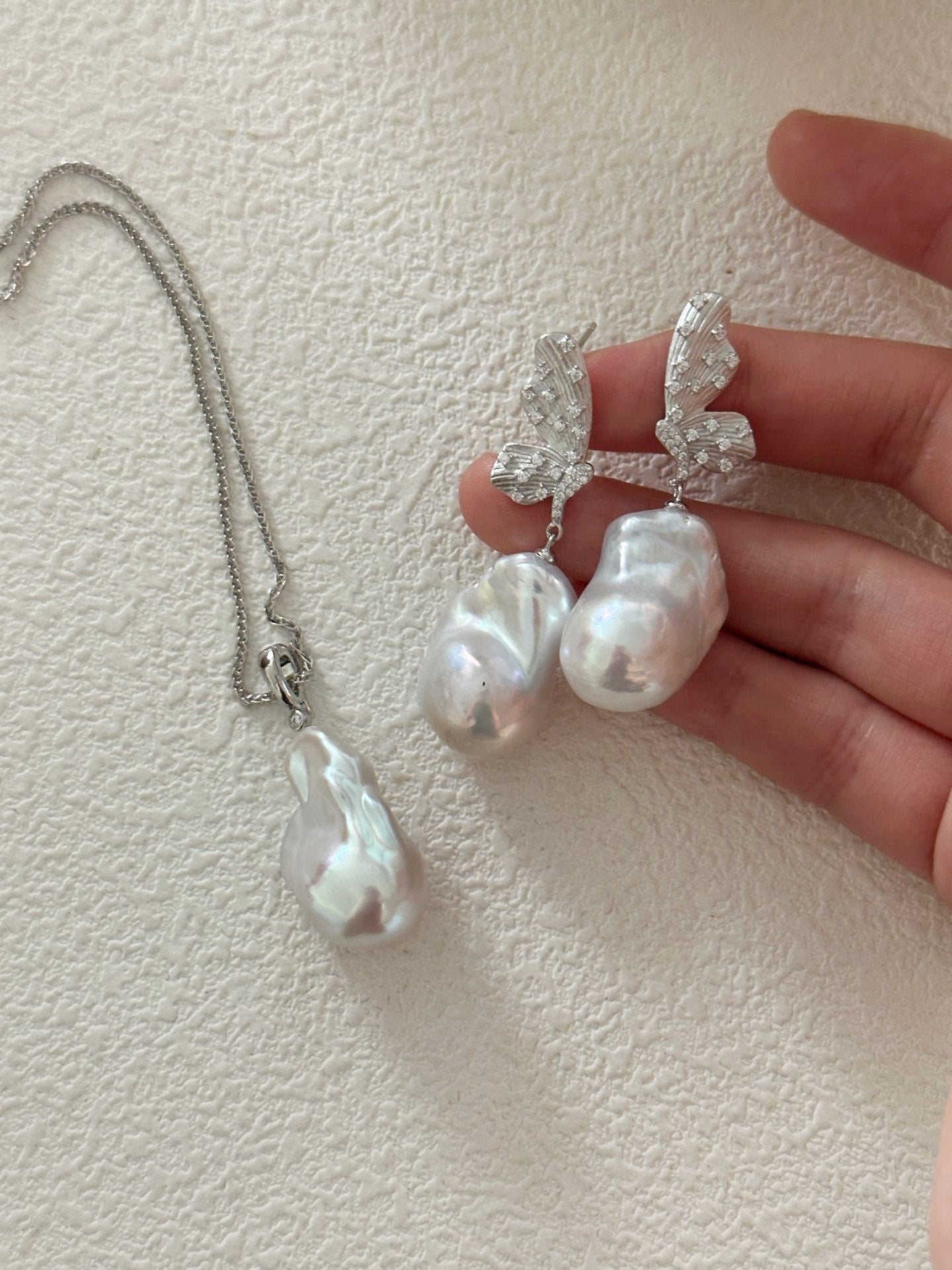 Orecchini con farfalle diamanti e perle barocche