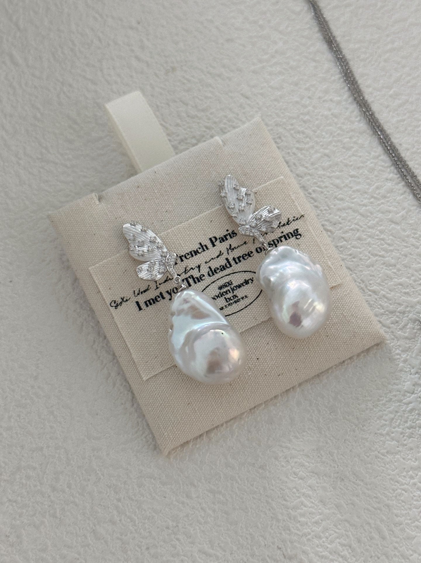 Orecchini con farfalle diamanti e perle barocche