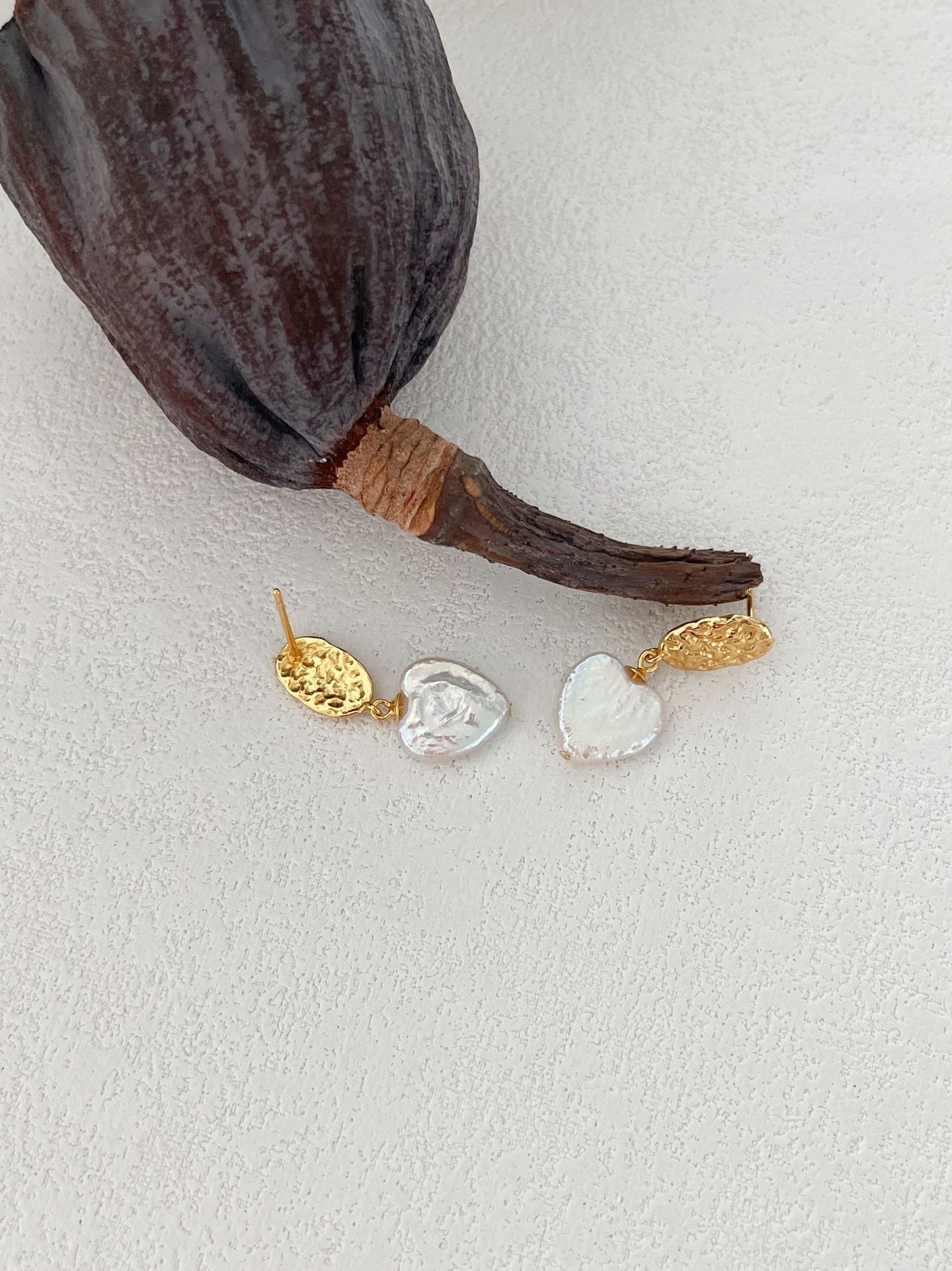Orecchini in oro placcato e perle barocche