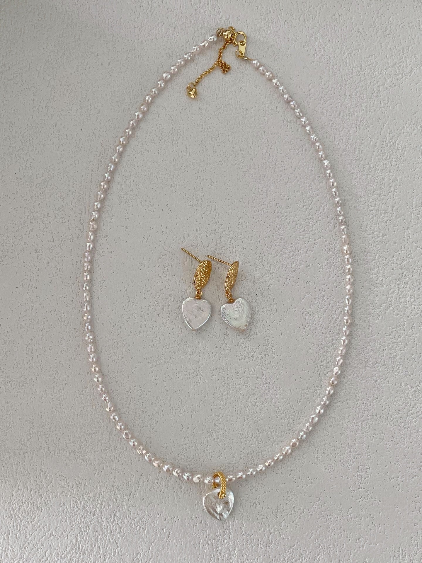 Orecchini in oro placcato e perle barocche