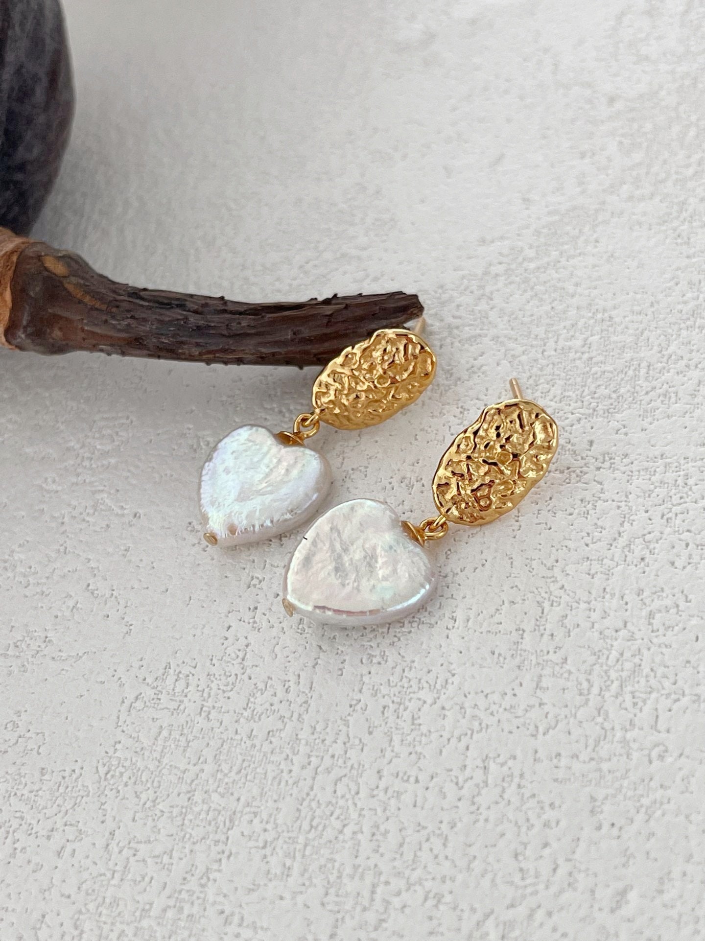 Orecchini in oro placcato e perle barocche