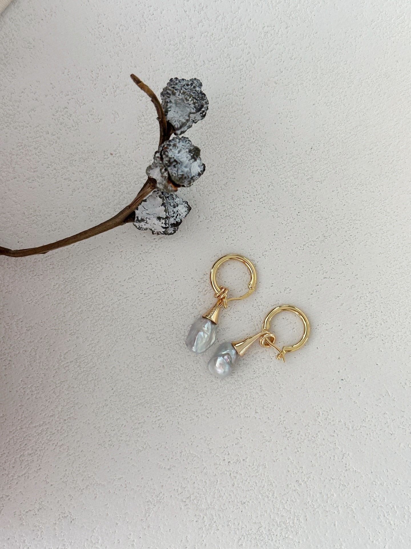 Orecchini con perle barocche su amo a coppetta