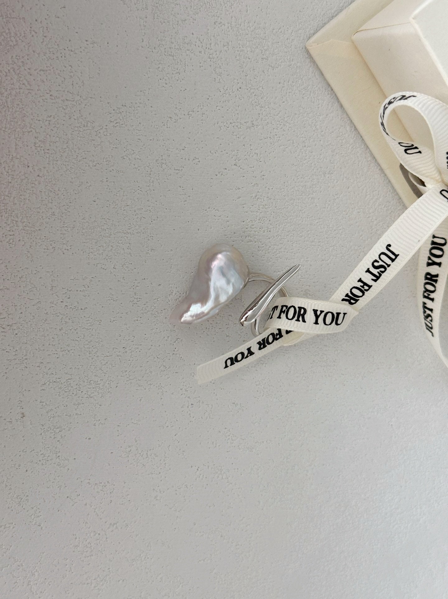 Anello con perla barocca bianca grande