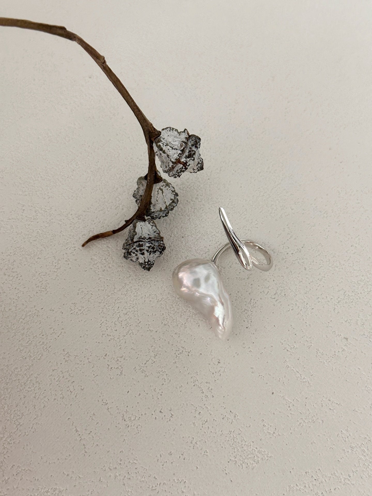 Anello con perla barocca bianca grande