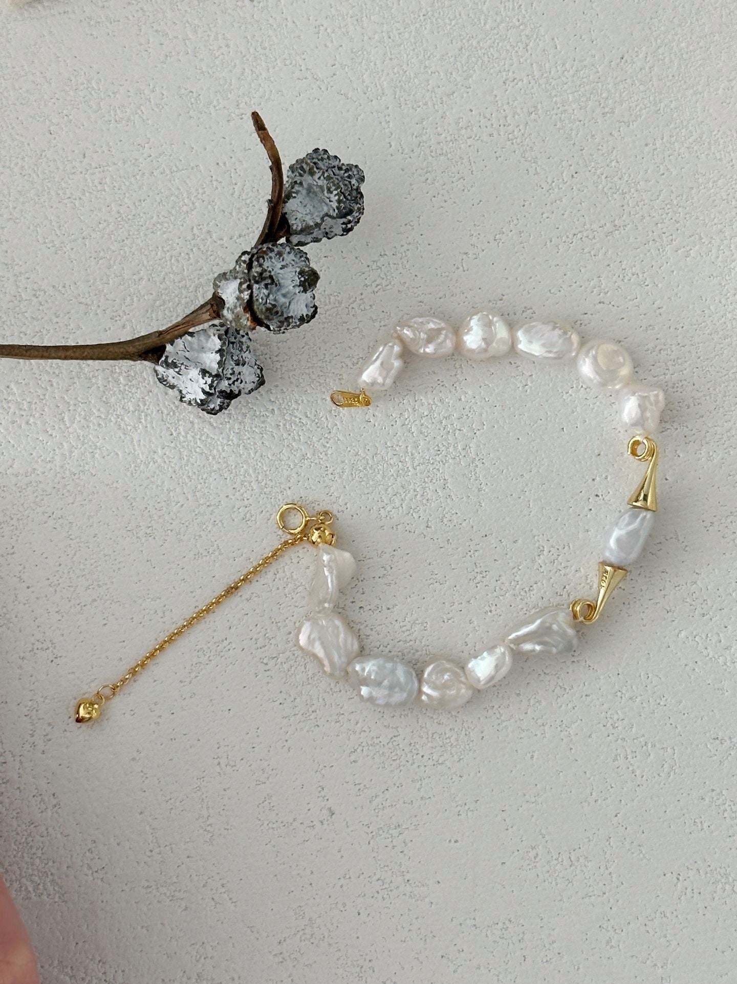 Bracciale con perle barocche bianche