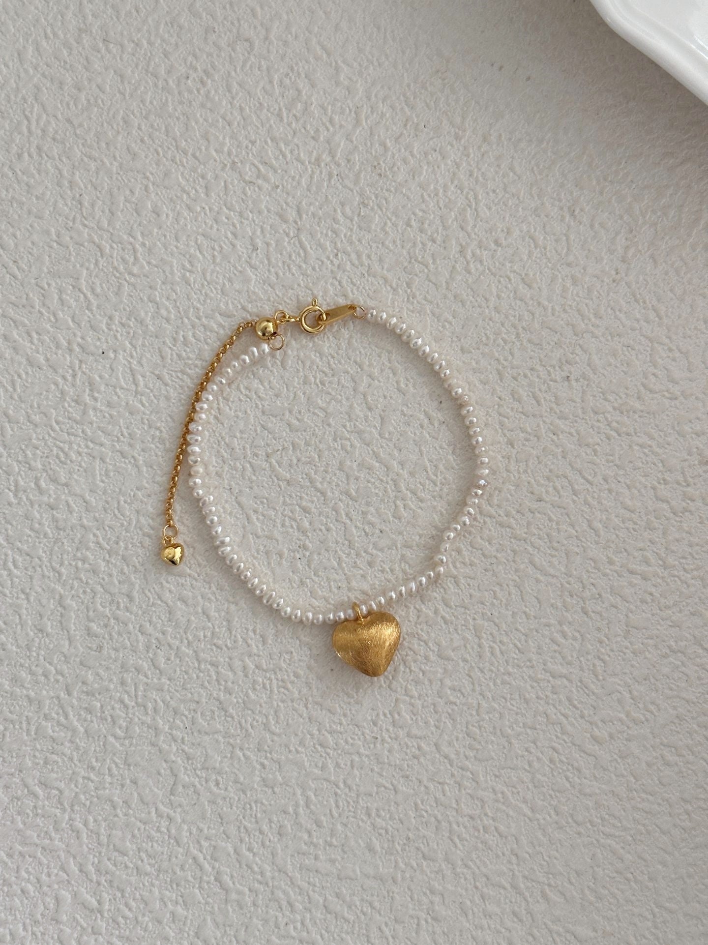 Bracciale sottile con cuore d'oro