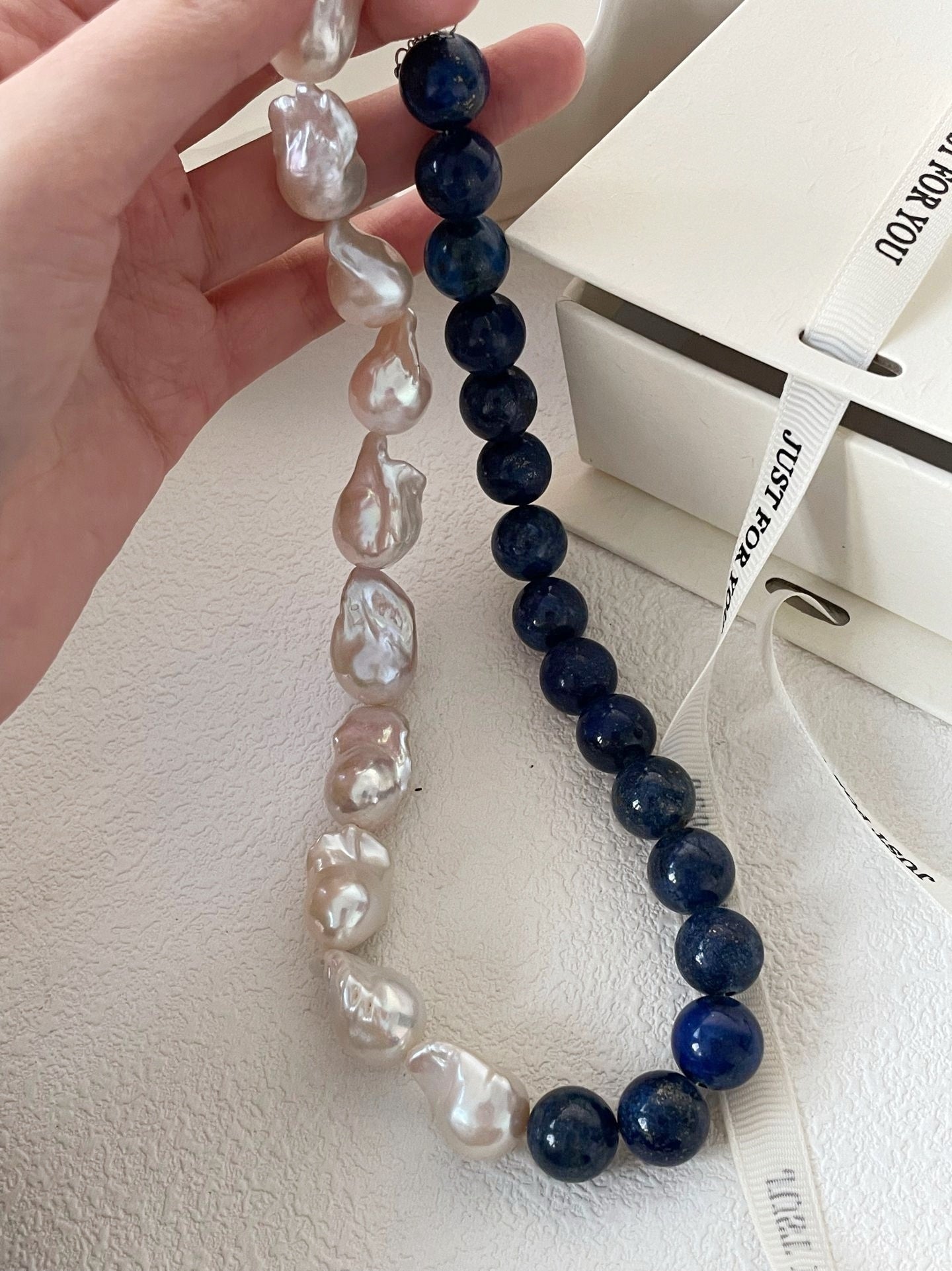Collana Botero barocco di perle bianche e lapis lazuli