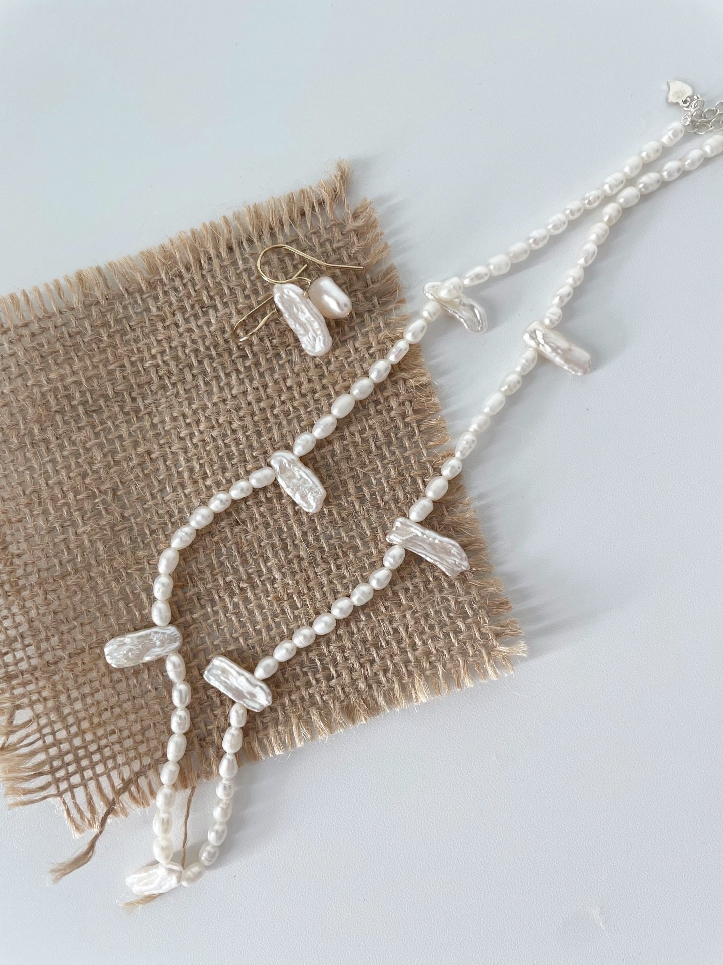 Collana con perle barocche in stile pizzo