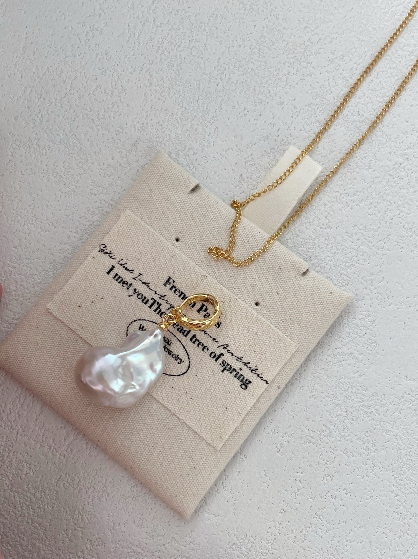 Collana d'oro con barocco Botero abbagliante