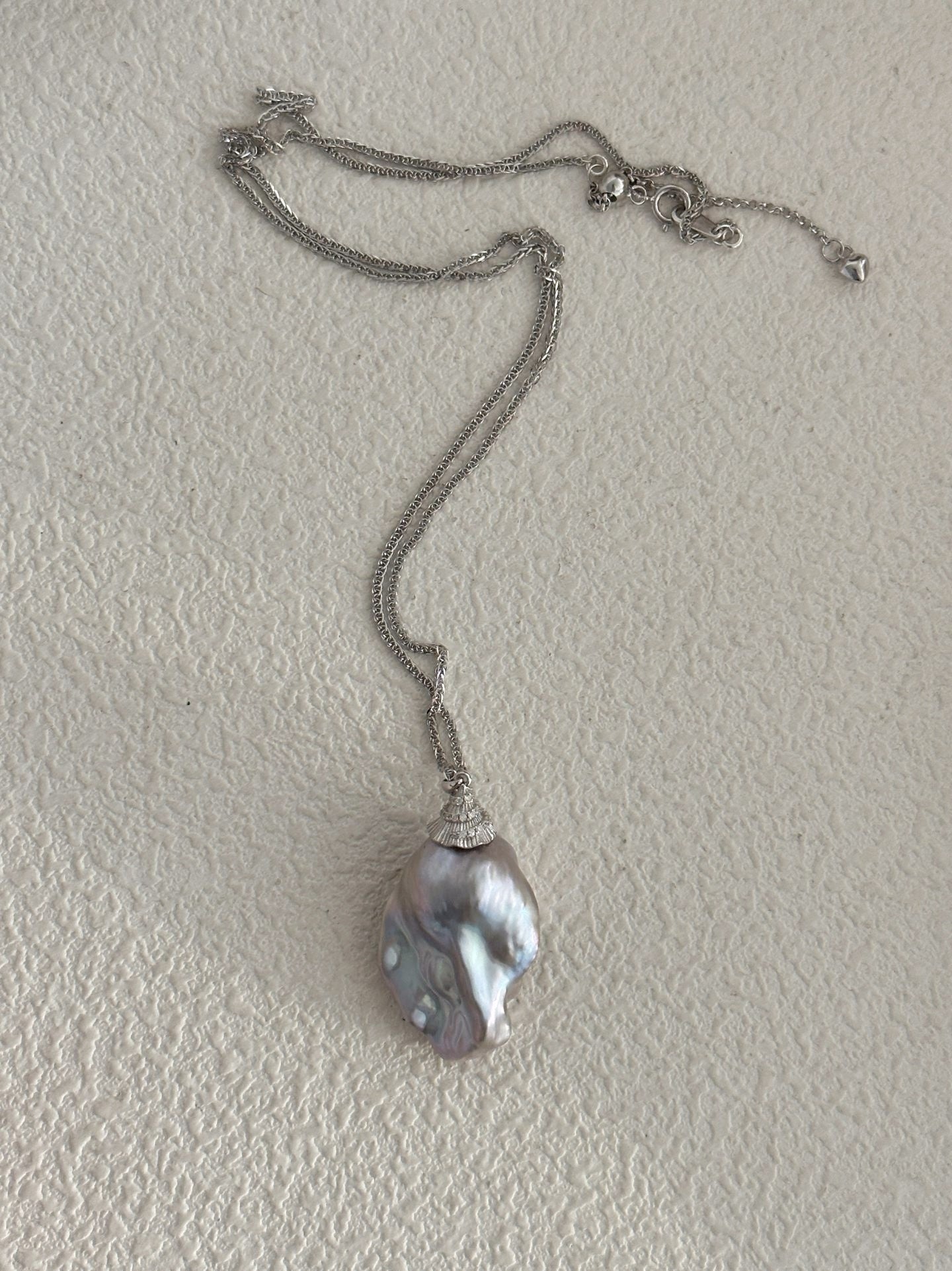 Collana di perla barocca grigia