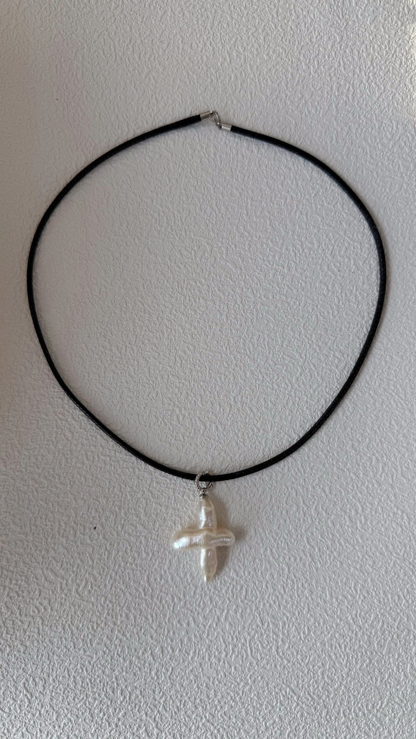Croce su corda di pelle
