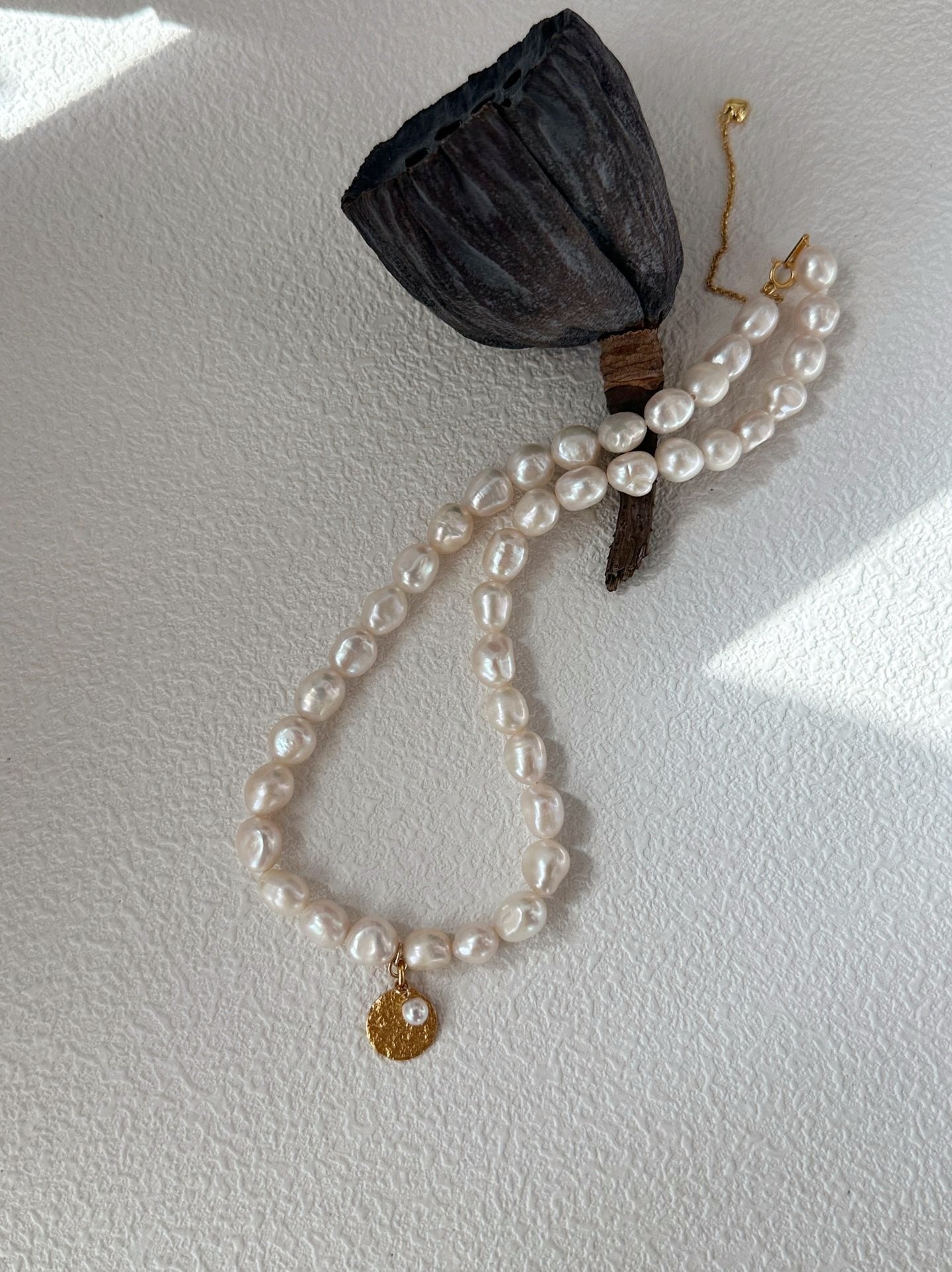 Collana baroccha con moneta oro placcato