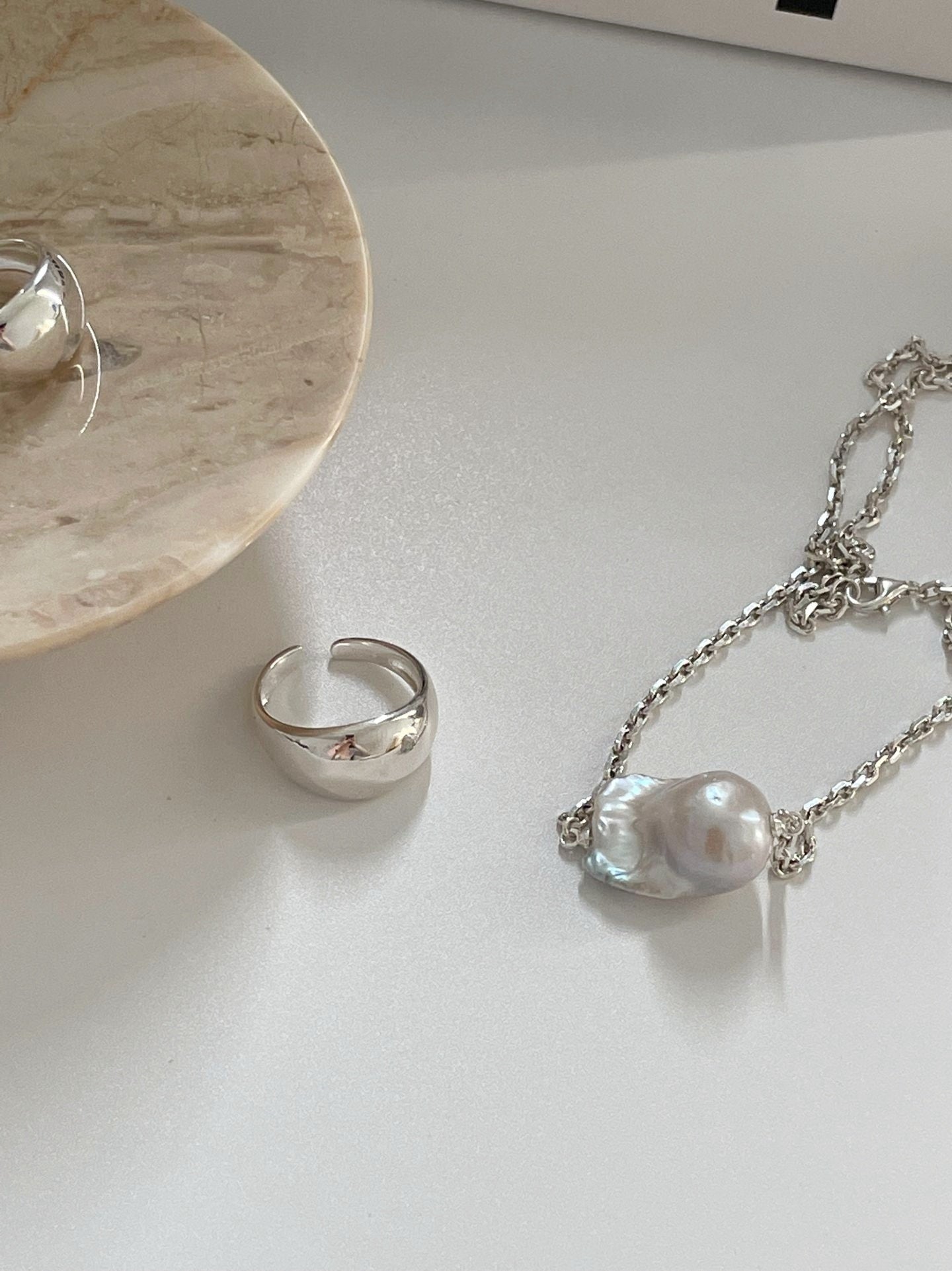 Collana in argento con perla barocca grande