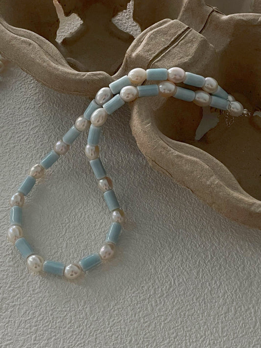 Collana di perle barocche con pietre blu