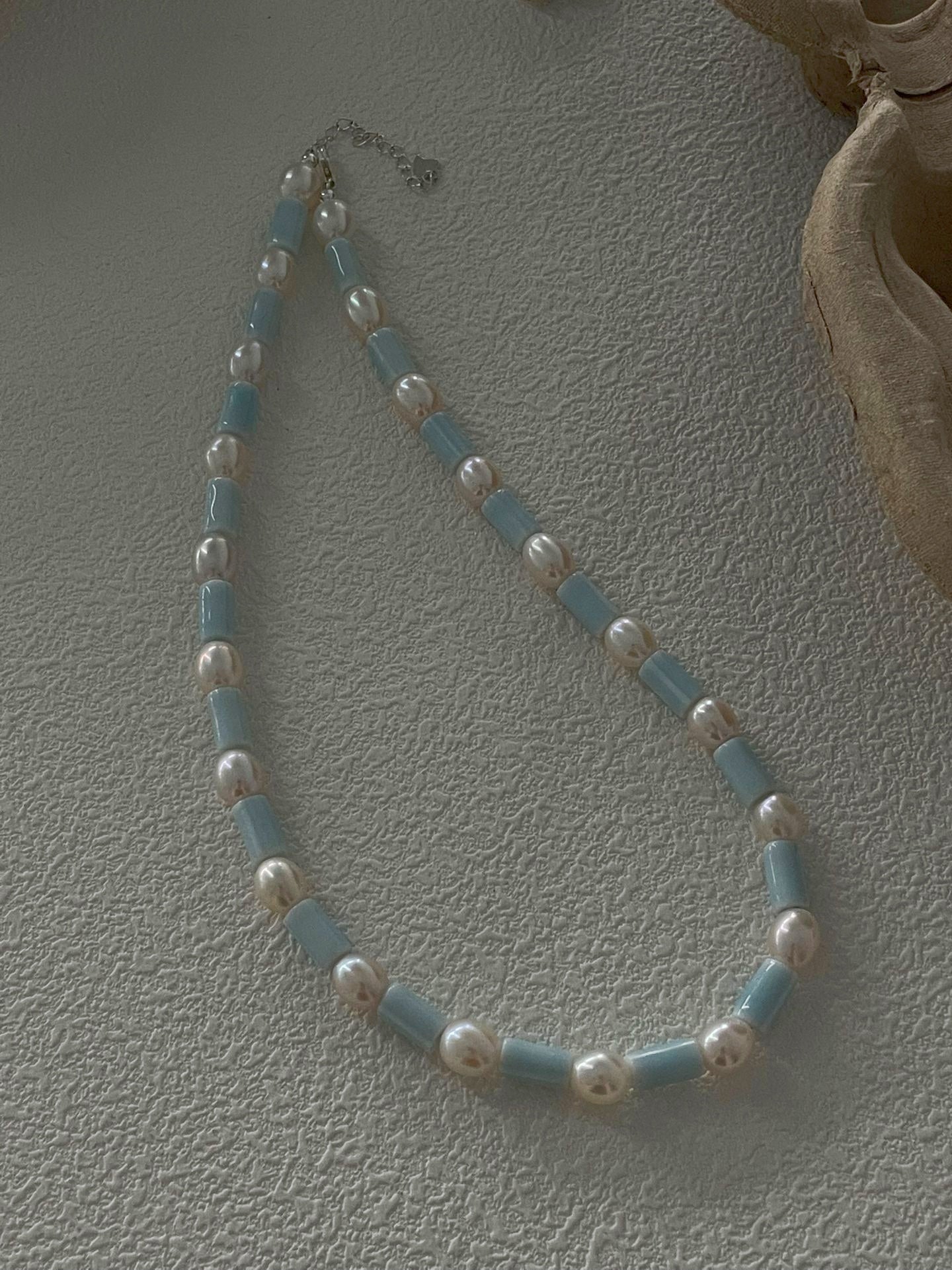 Collana di perle barocche con pietre blu