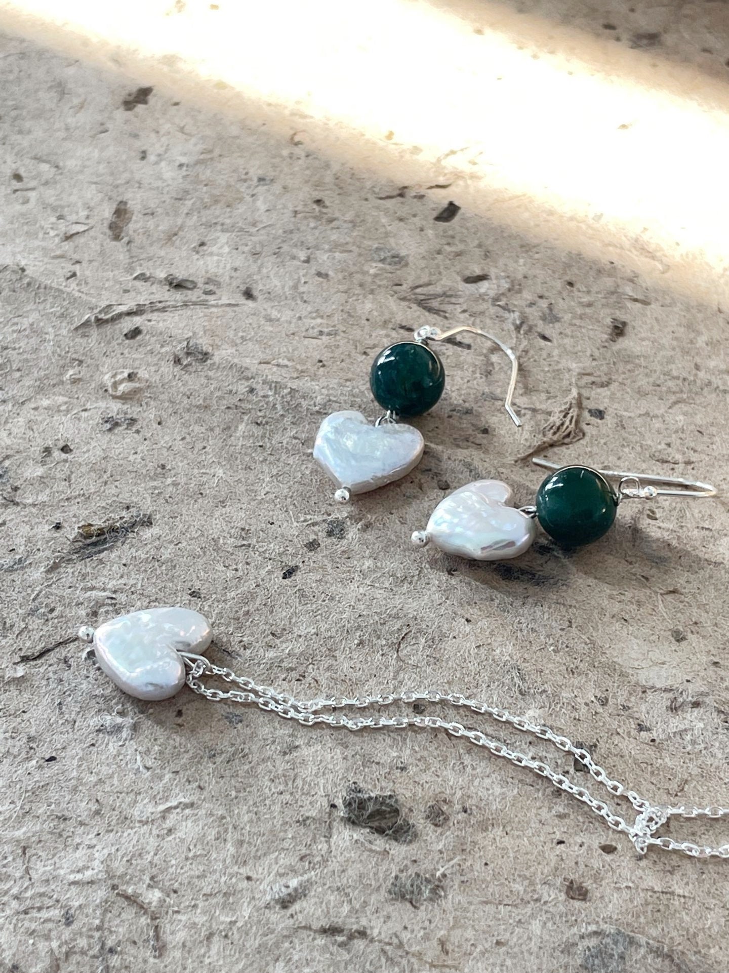 Orecchini con perle barocche cuore e agata verde