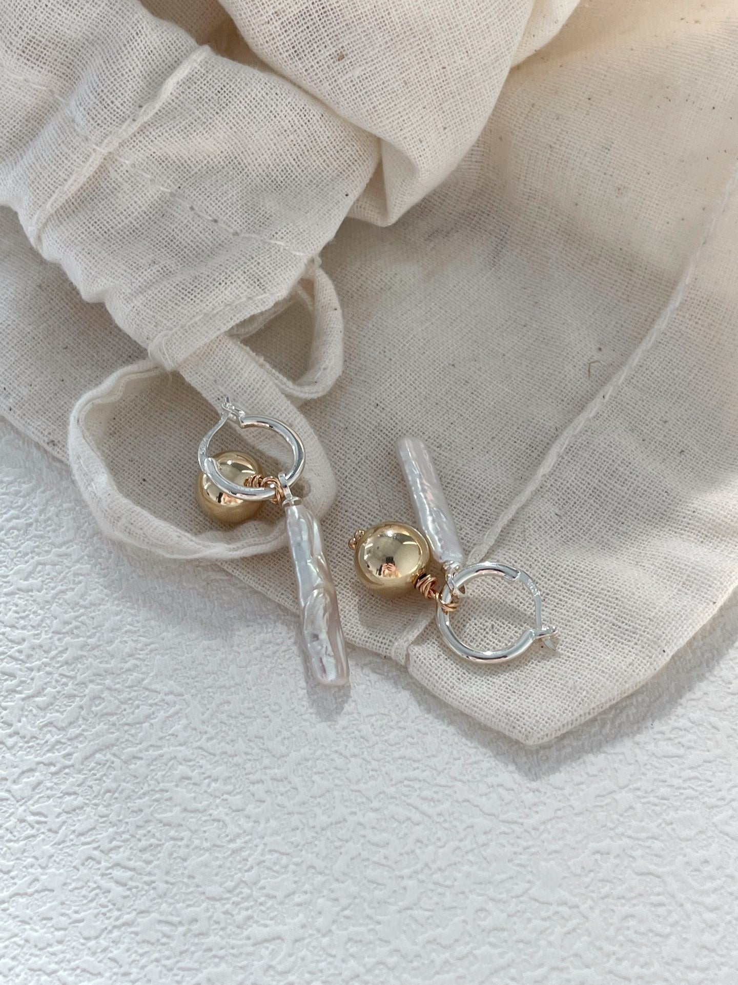 Orecchini con perle barocche e palline placcato