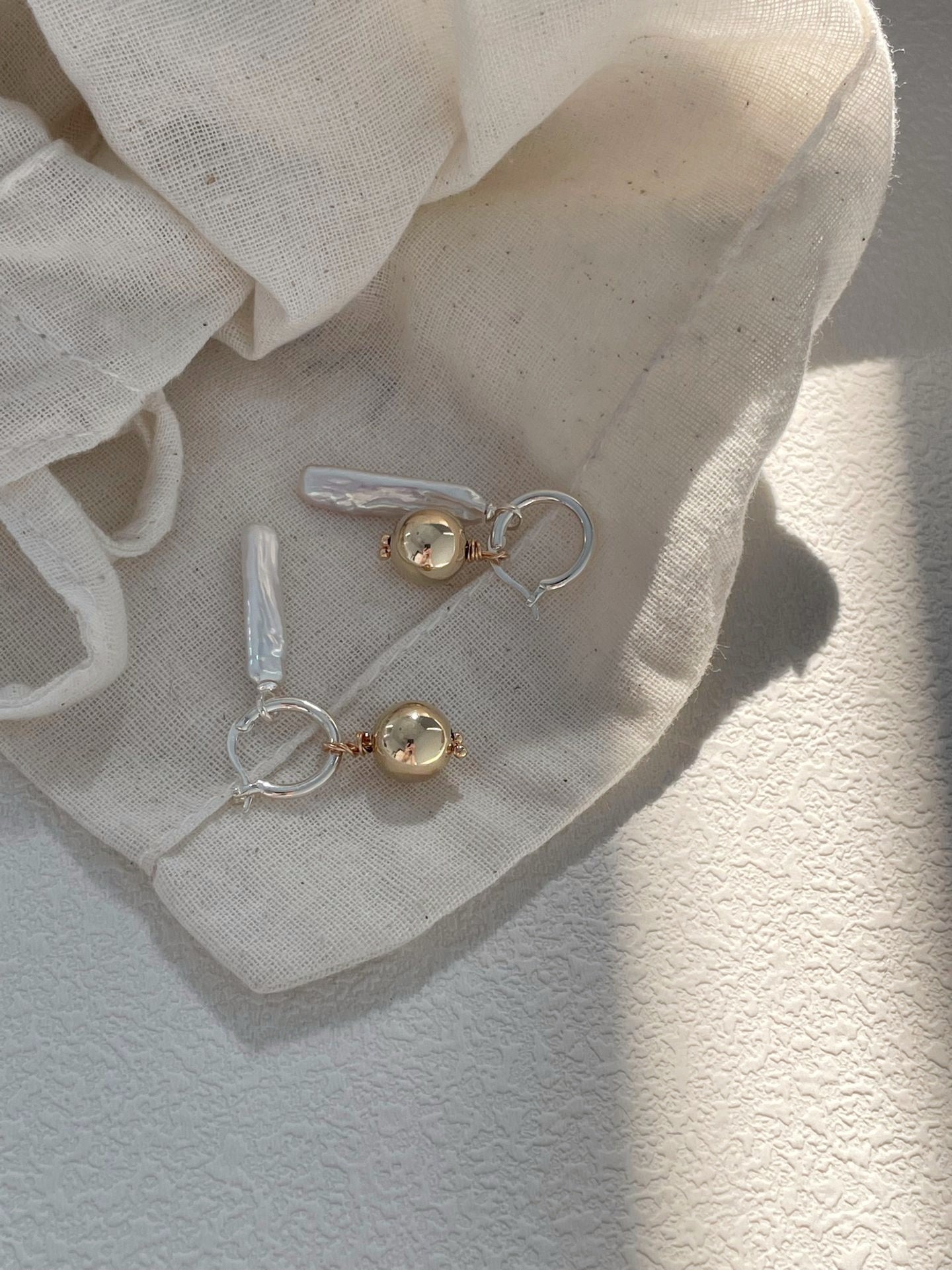 Orecchini con perle barocche e palline placcato