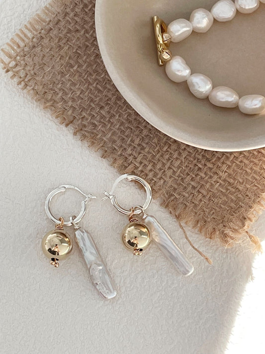 Orecchini con perle barocche e palline placcato