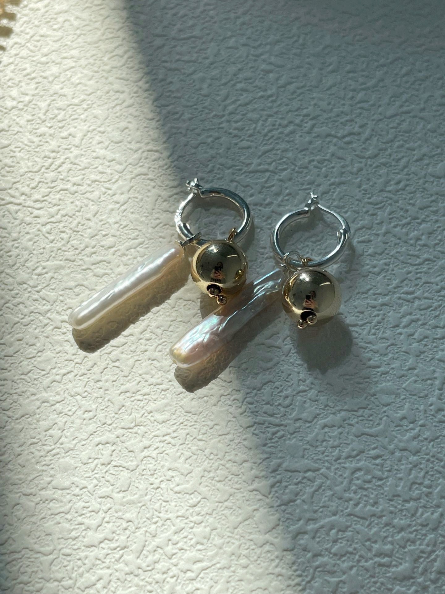 Orecchini con perle barocche e palline placcato