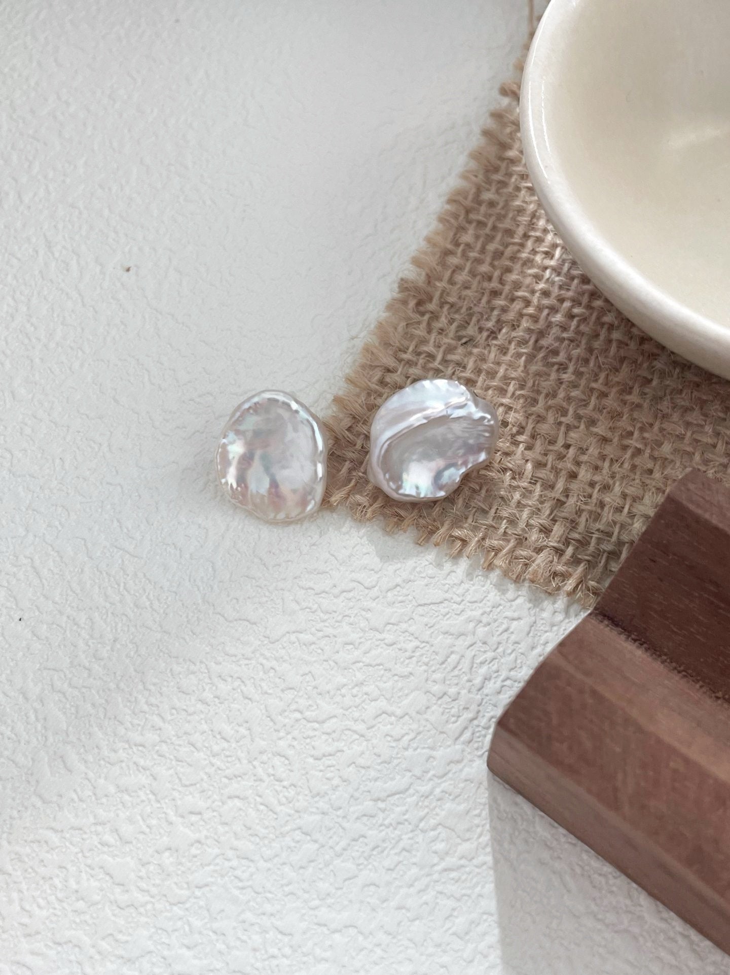 Orecchini con perle barocche di petali