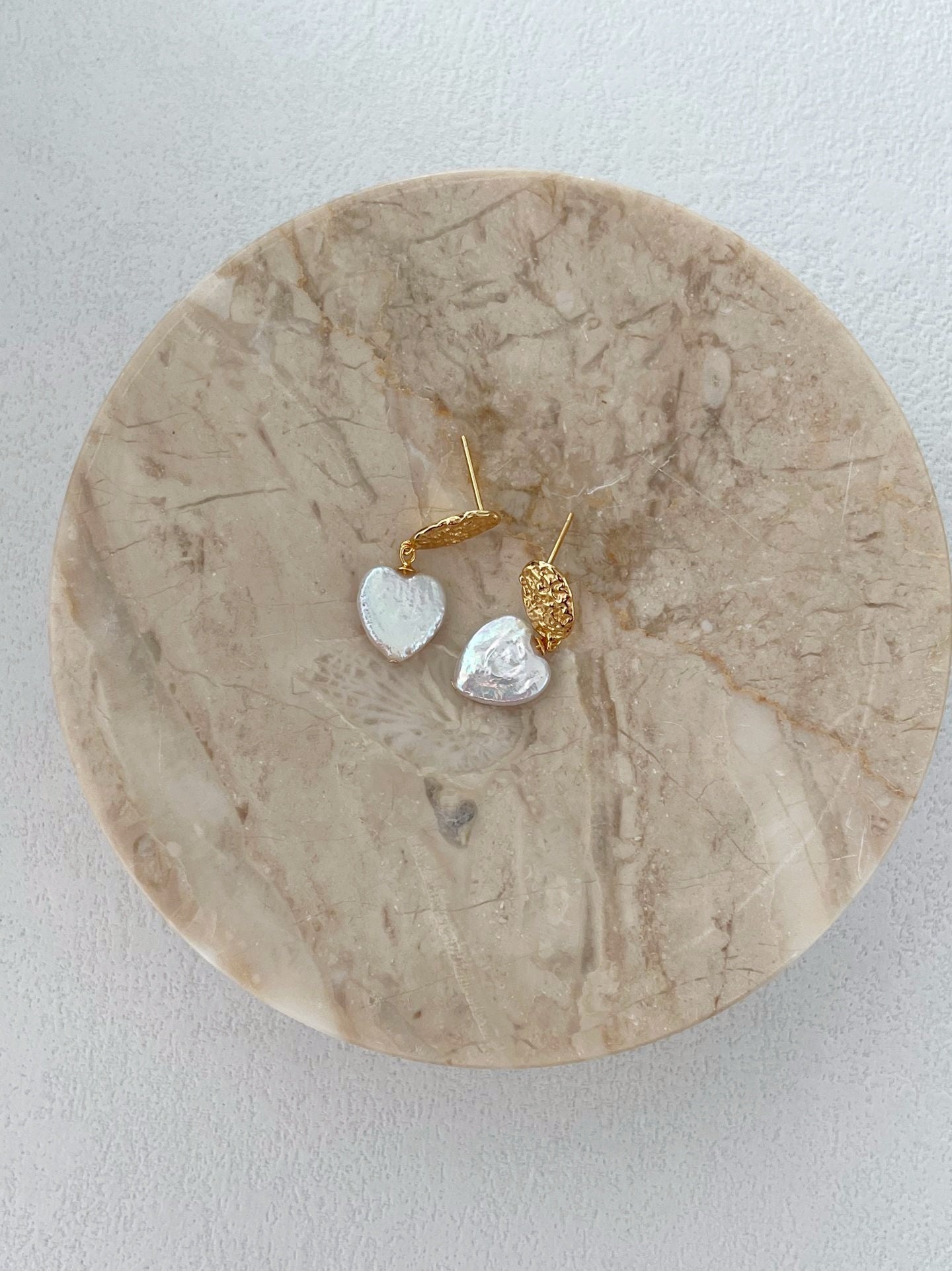 Orecchini in oro placcato e perle barocche