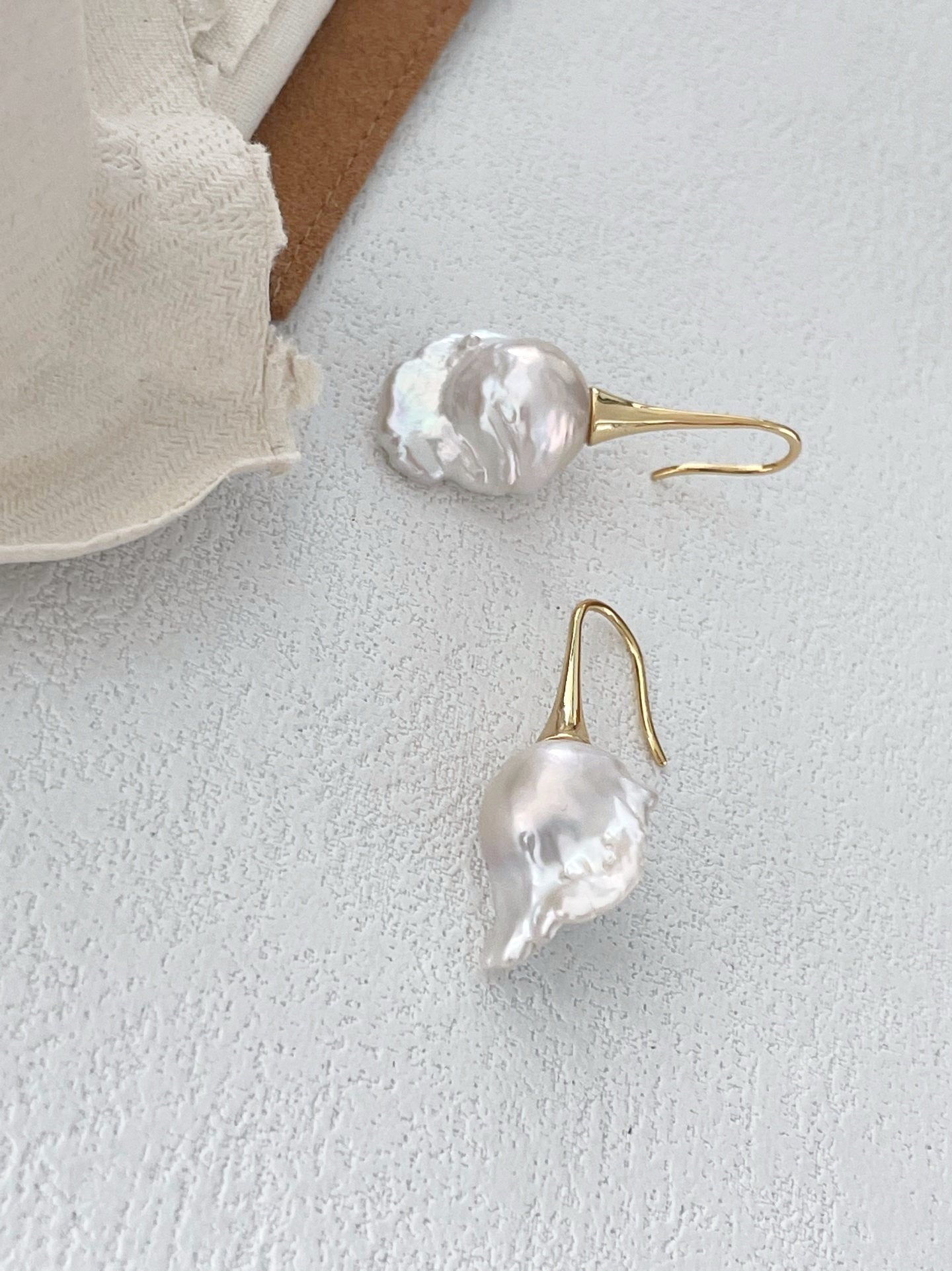 Orecchini con perle barocche su amo a coppetta