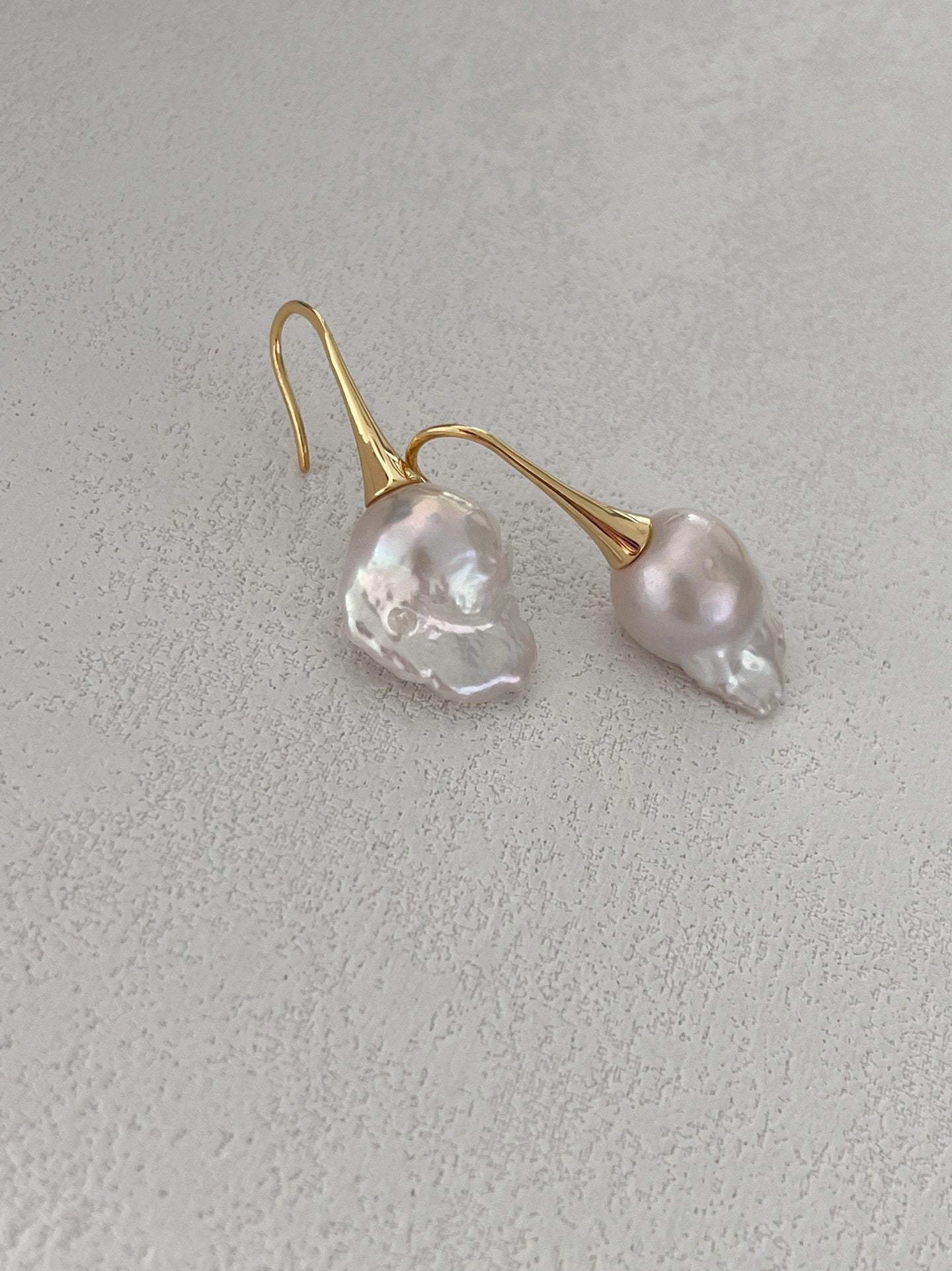 Orecchini con perle barocche su amo a coppetta