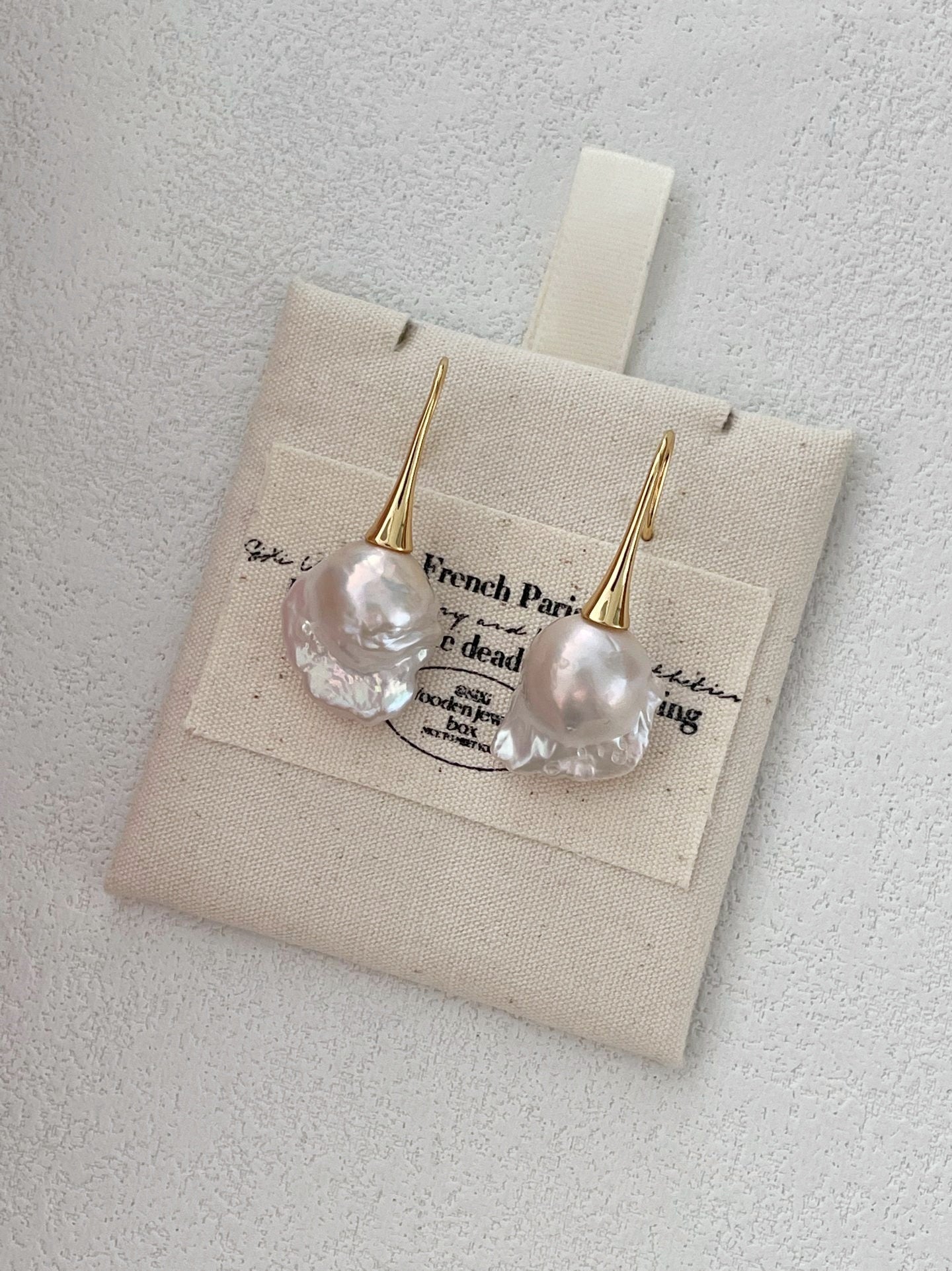 Orecchini con perle barocche su amo a coppetta