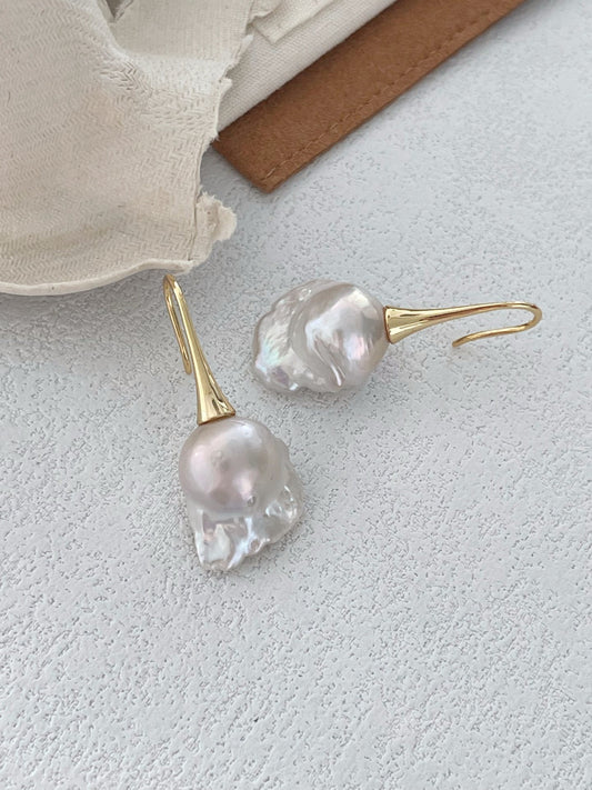 Orecchini con perle barocche su amo a coppetta