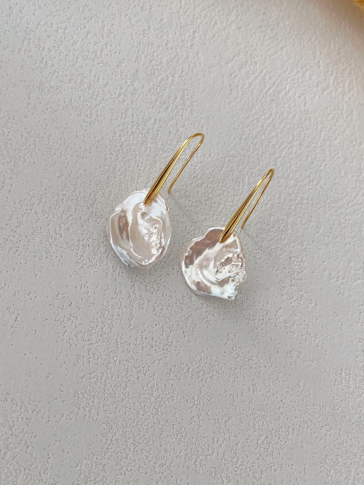 Orecchini ad amo con perle barocche petali
