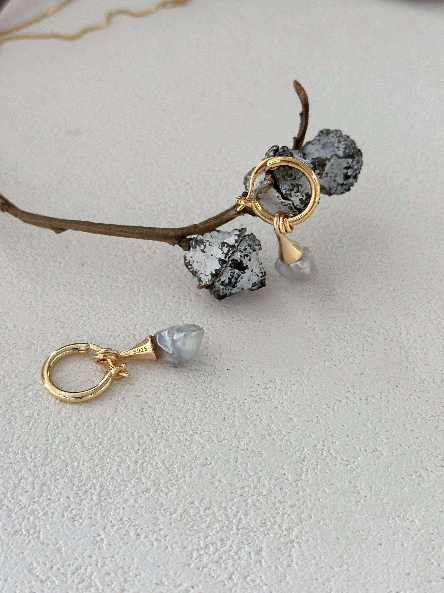 Orecchini con perle barocche su amo a coppetta