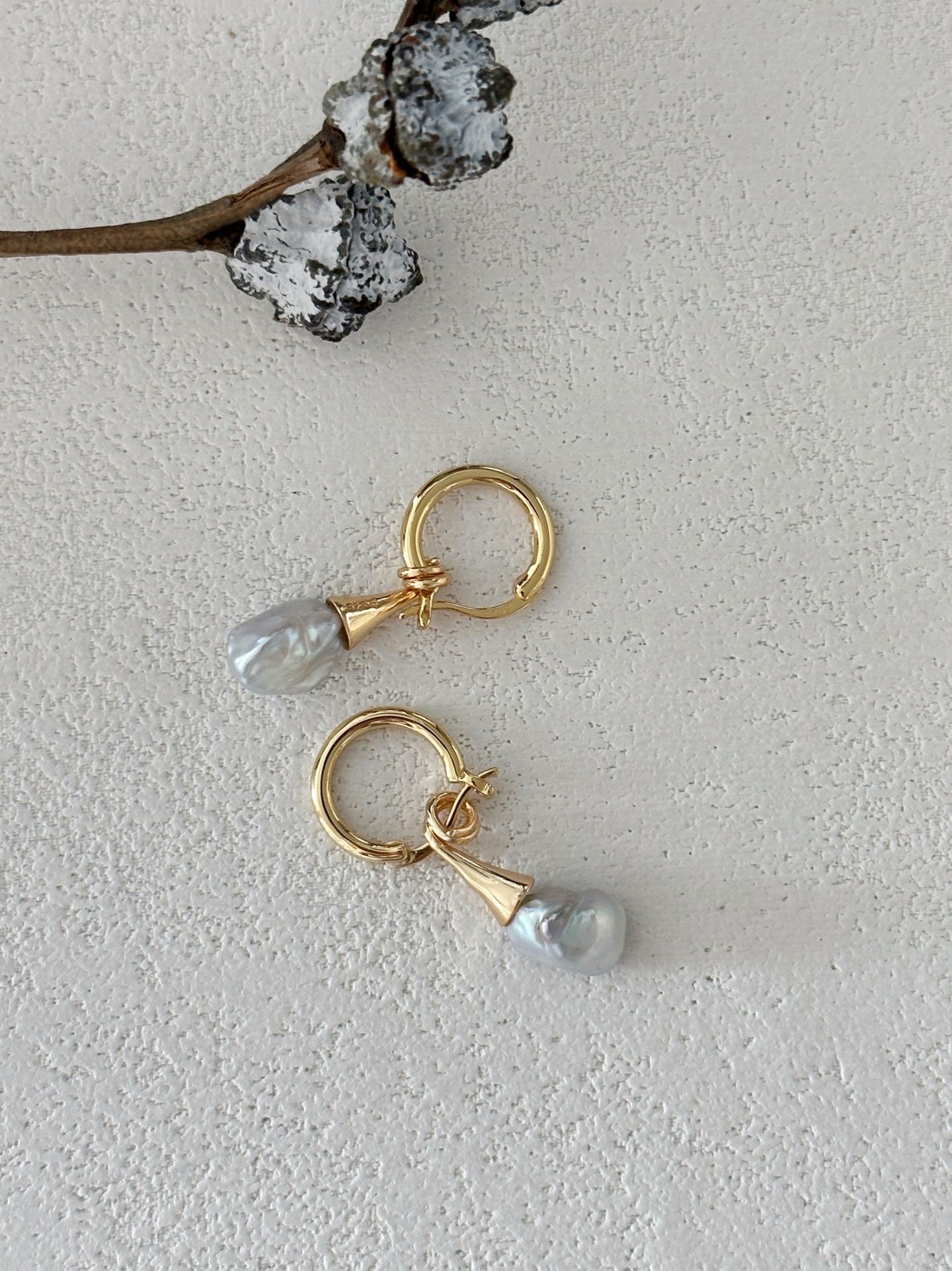 Orecchini con perle barocche su amo a coppetta