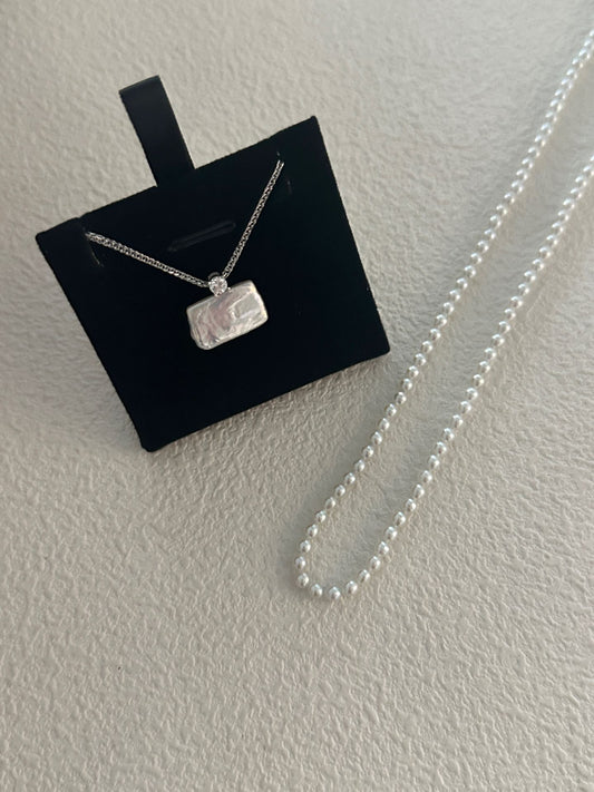 Collana in argento con ciondolo quadrato