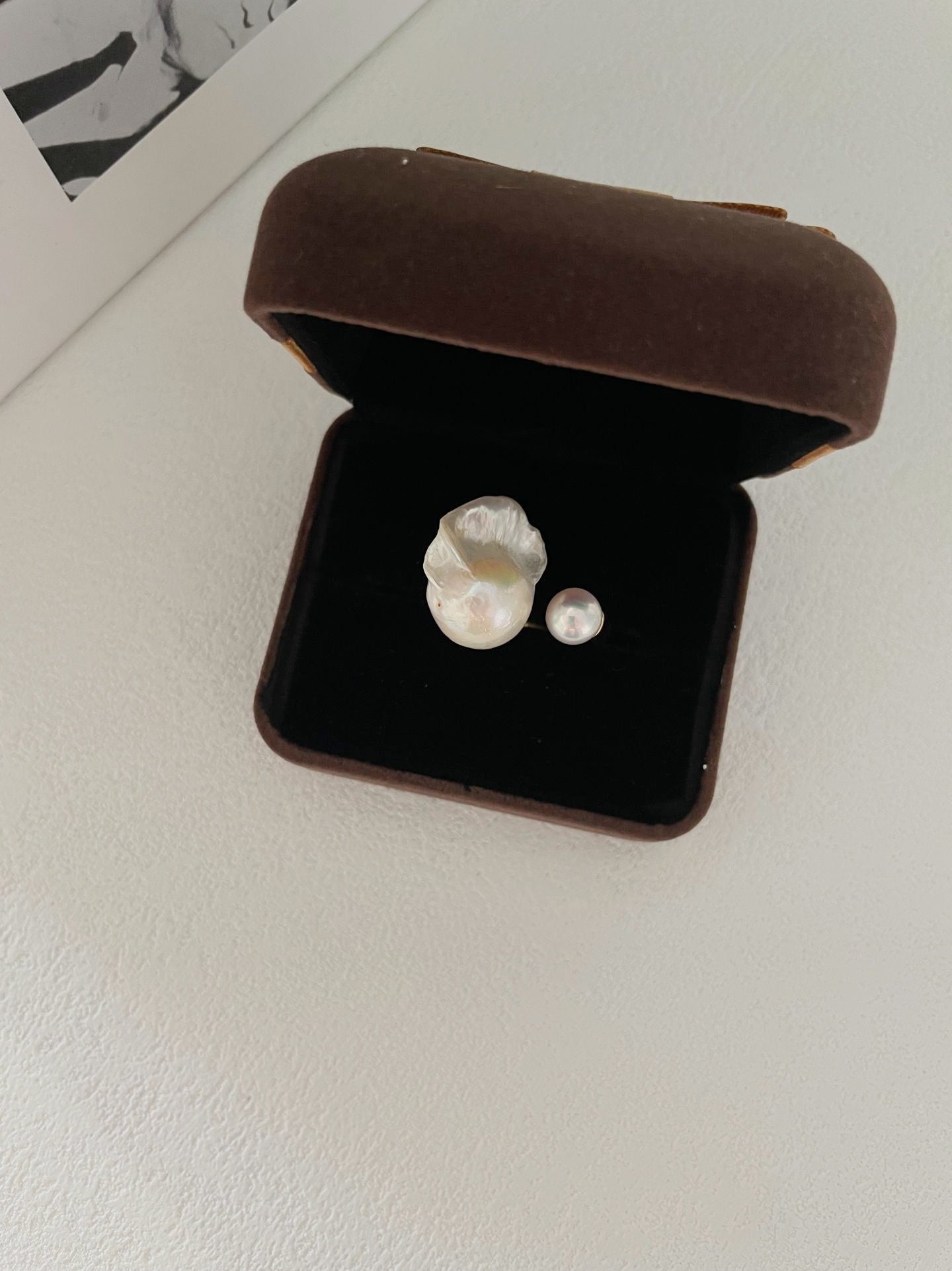 Anello con perla bianca e barocca