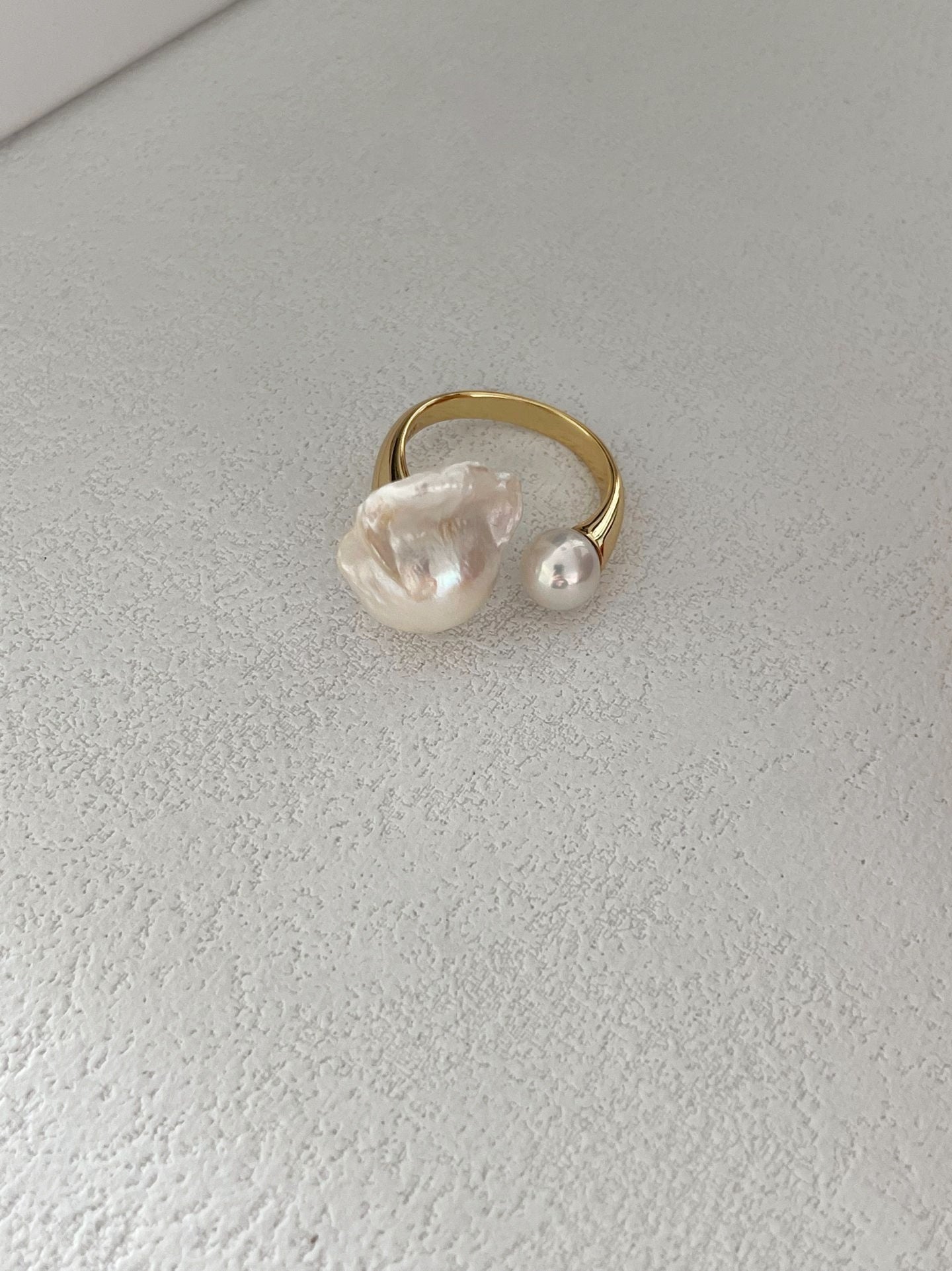 Anello con perla bianca e barocca