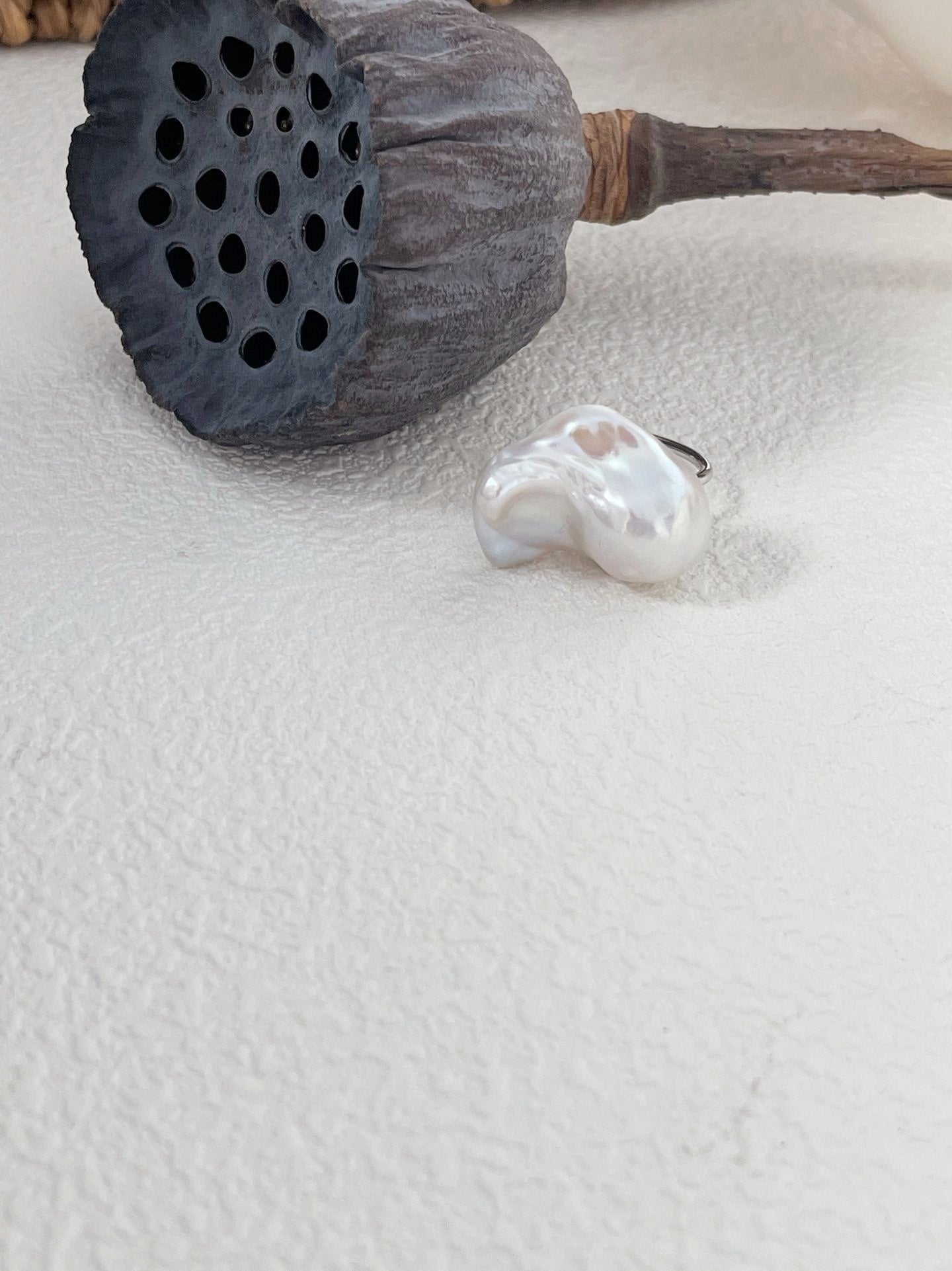 Anello con perla barocca bianca