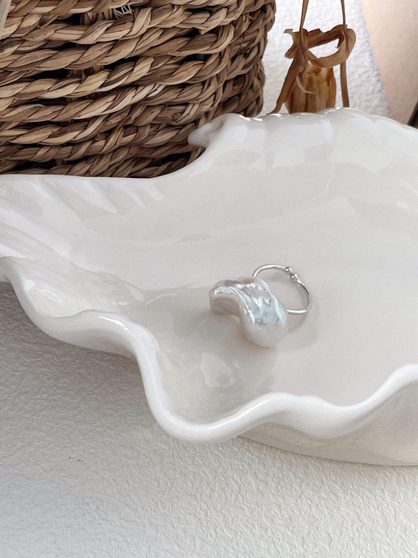 Anello con perla barocca bianca