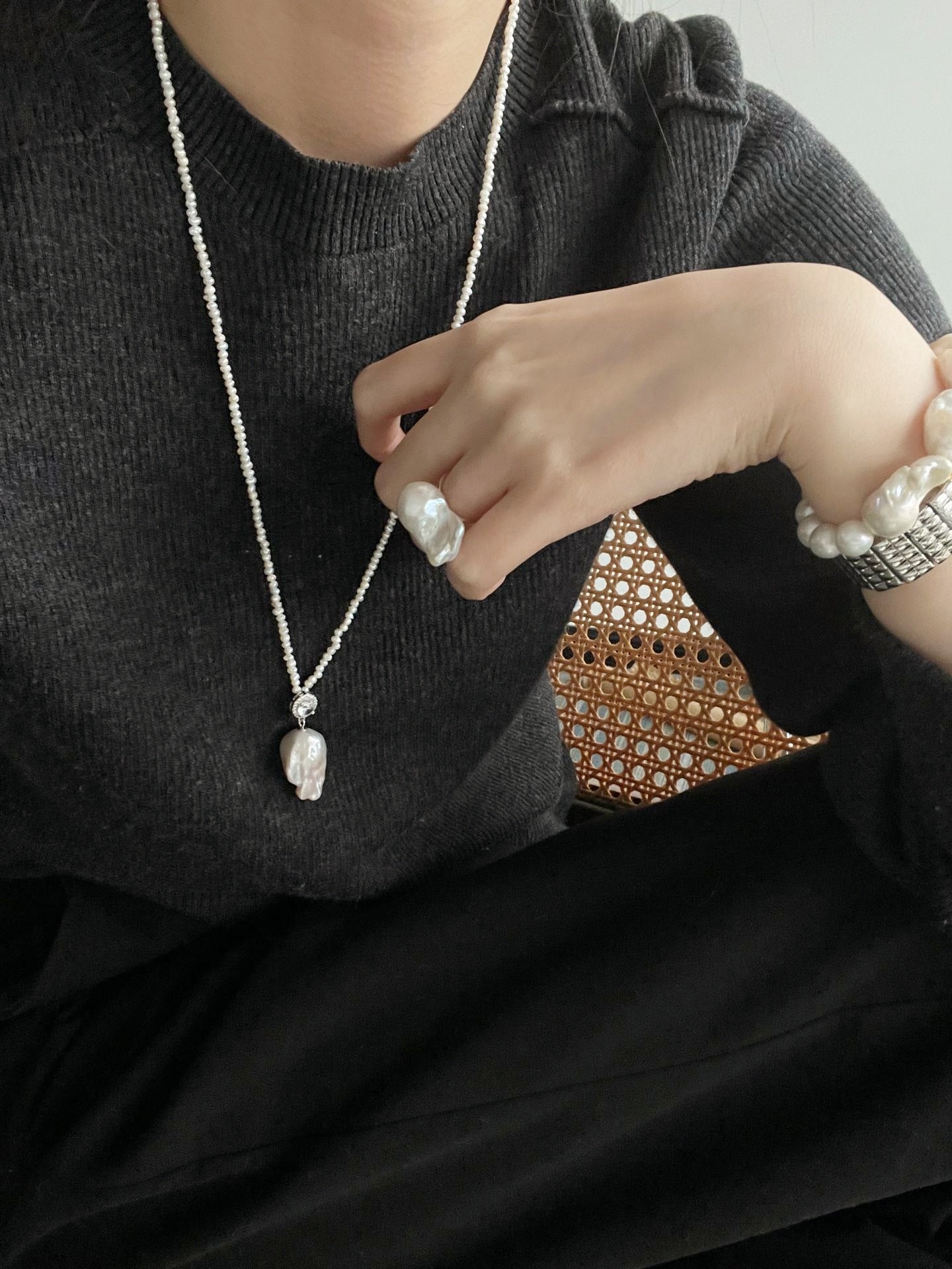 Anello con perla barocca bianca