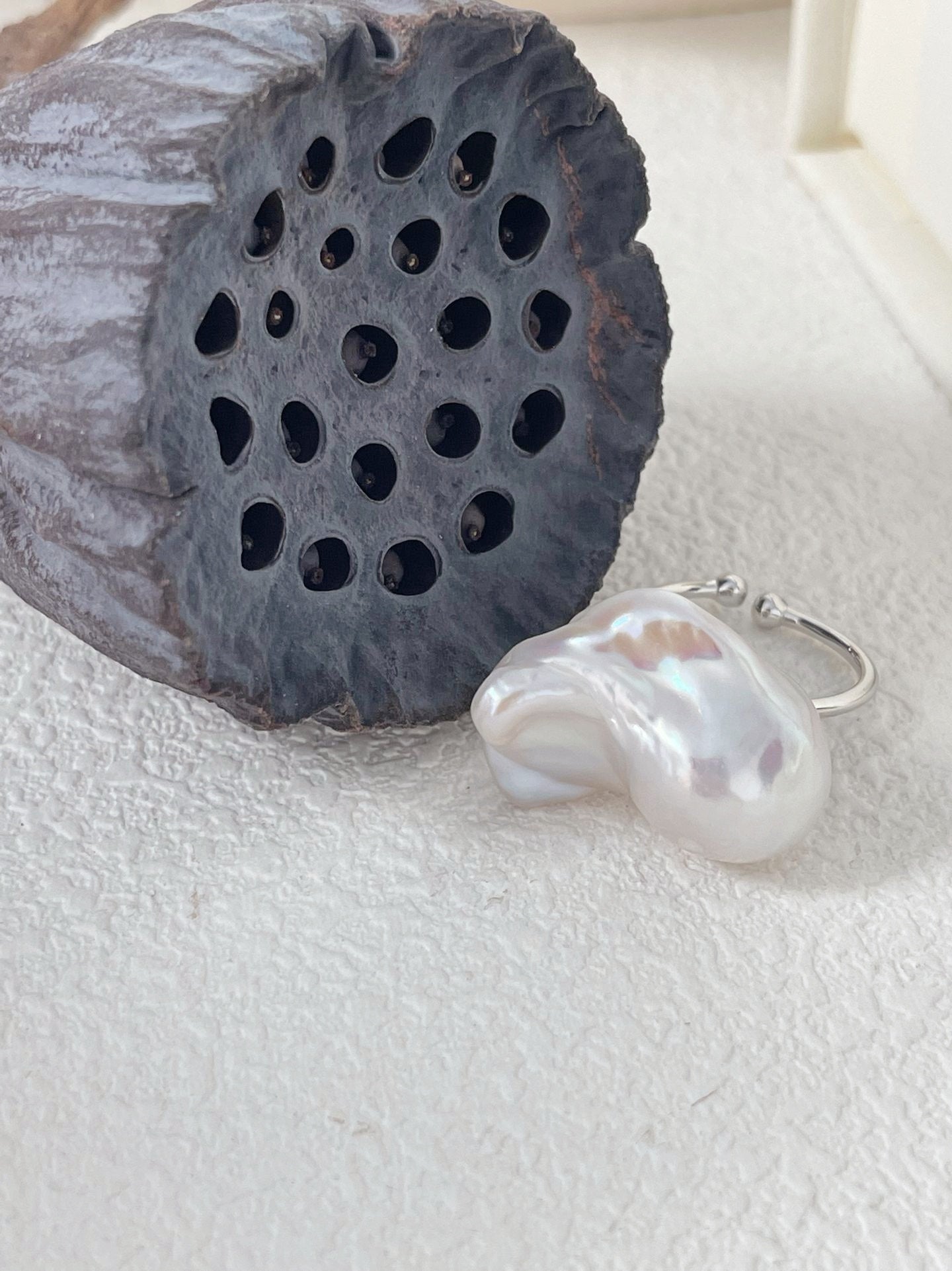 Anello con perla barocca bianca