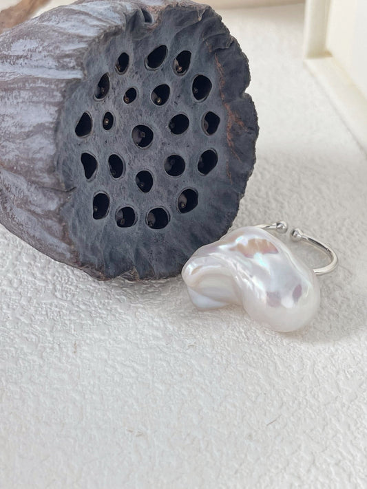 Anello con perla barocca bianca