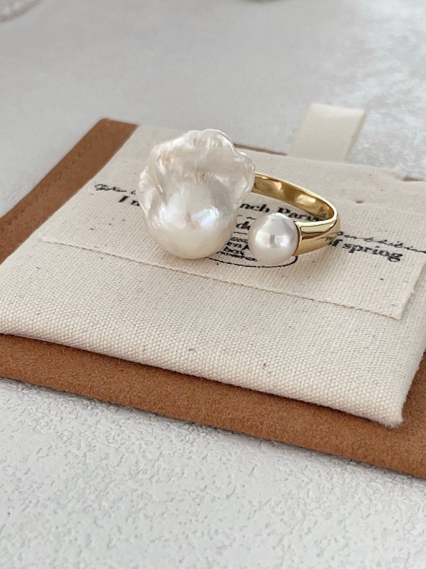 Anello con perla bianca e barocca